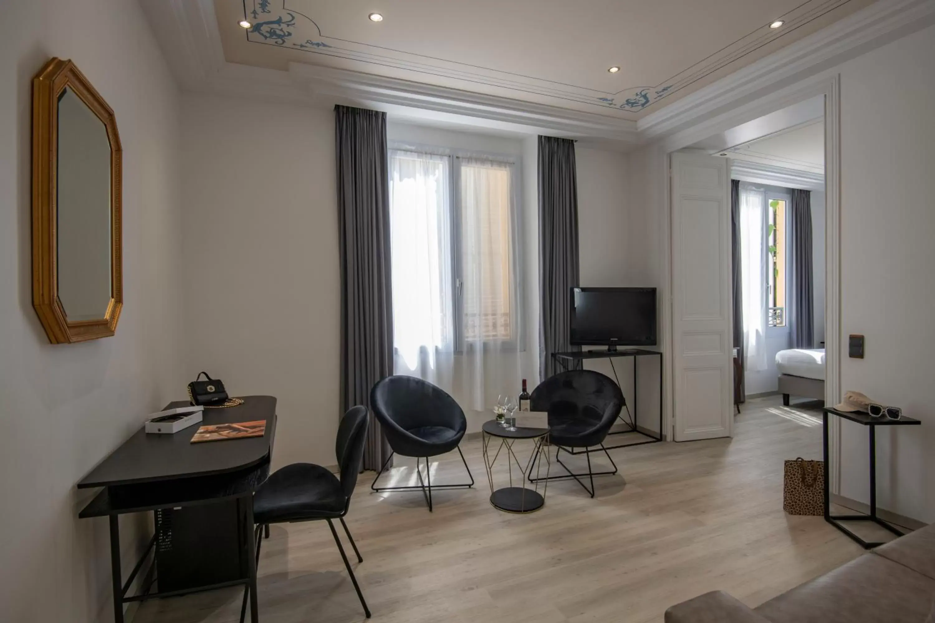 Bedroom, TV/Entertainment Center in GOLDEN TULIP CANNES HOTEL de PARIS