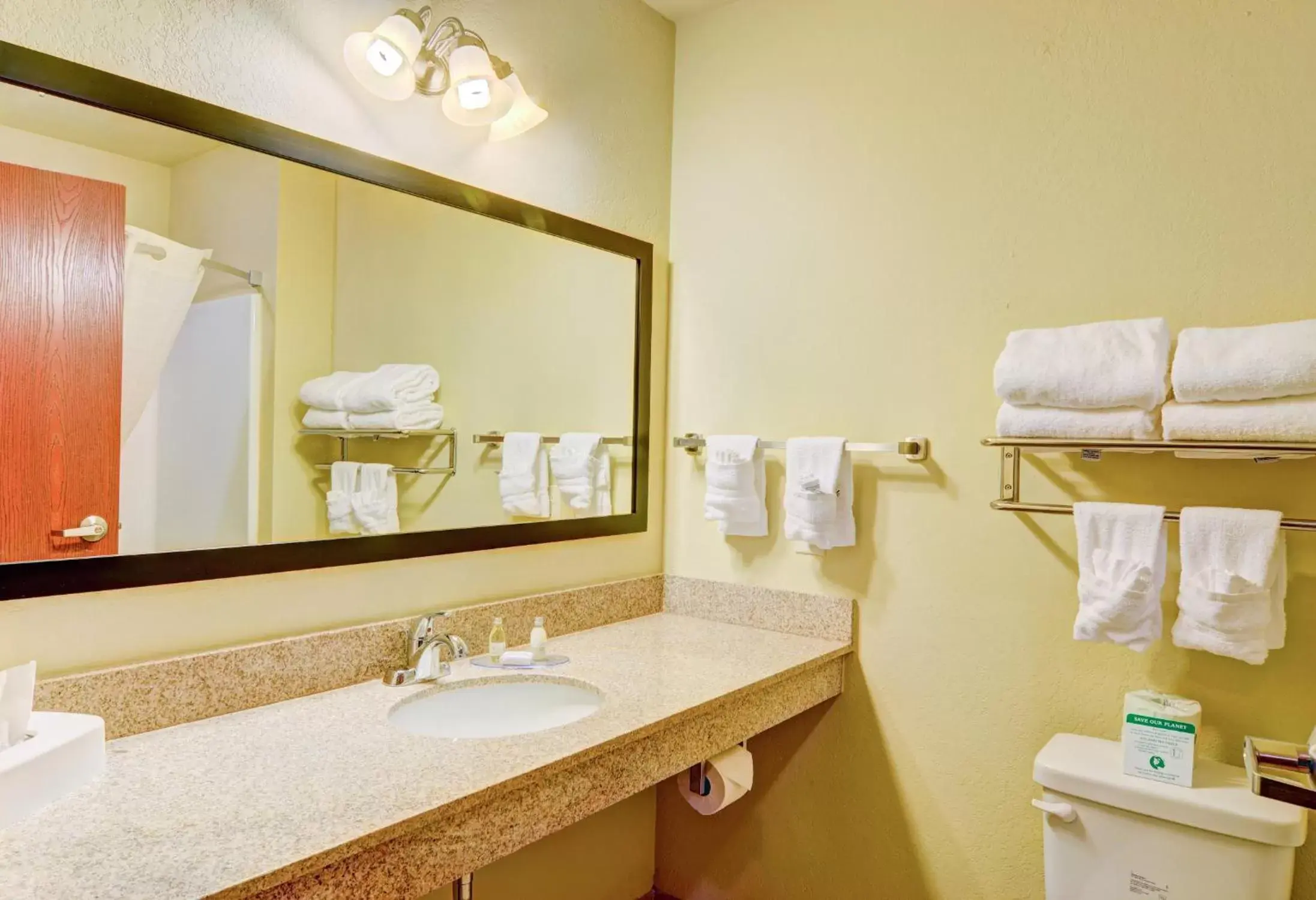 Bathroom in Cobblestone Hotel & Suites - Punxsutawney