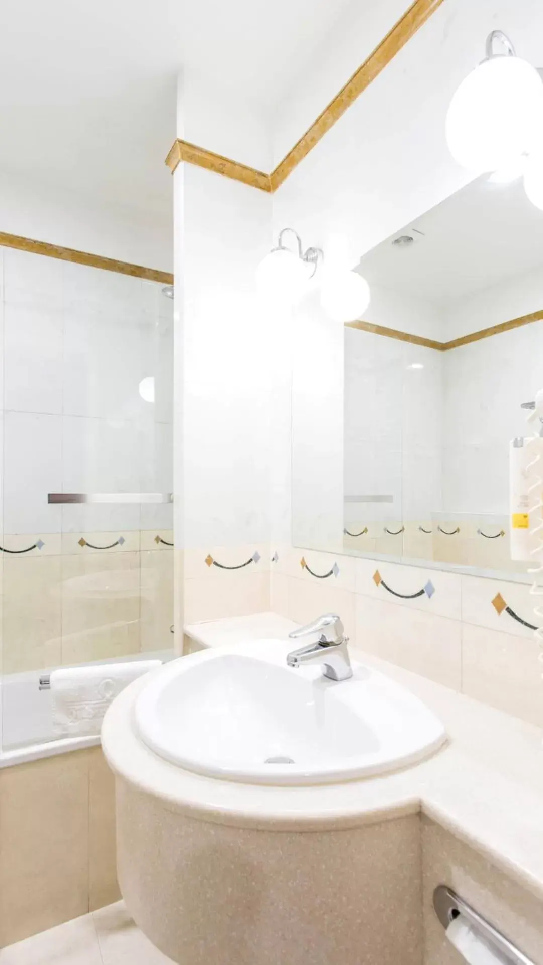 Shower, Bathroom in Qubus Hotel Wrocław