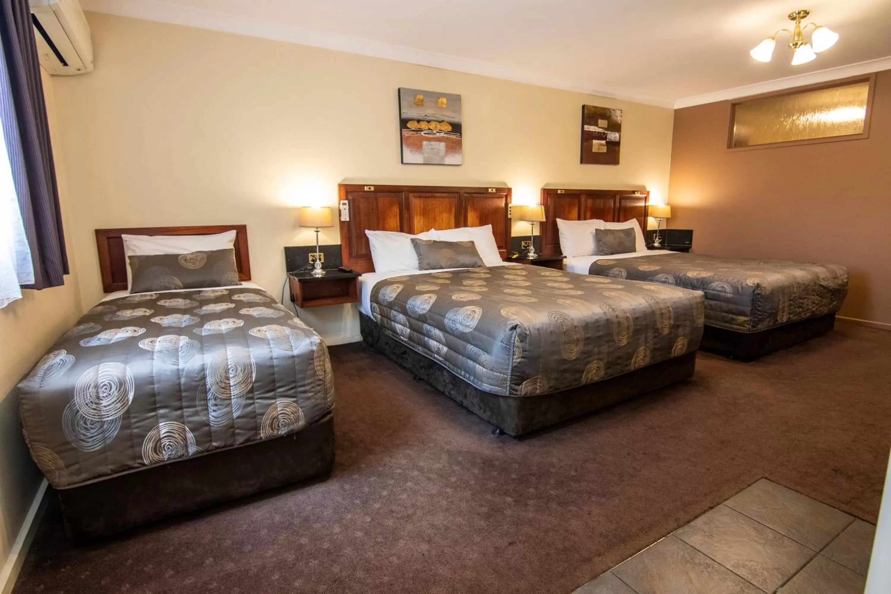 Bed in Albury Georgian Motel & Suites