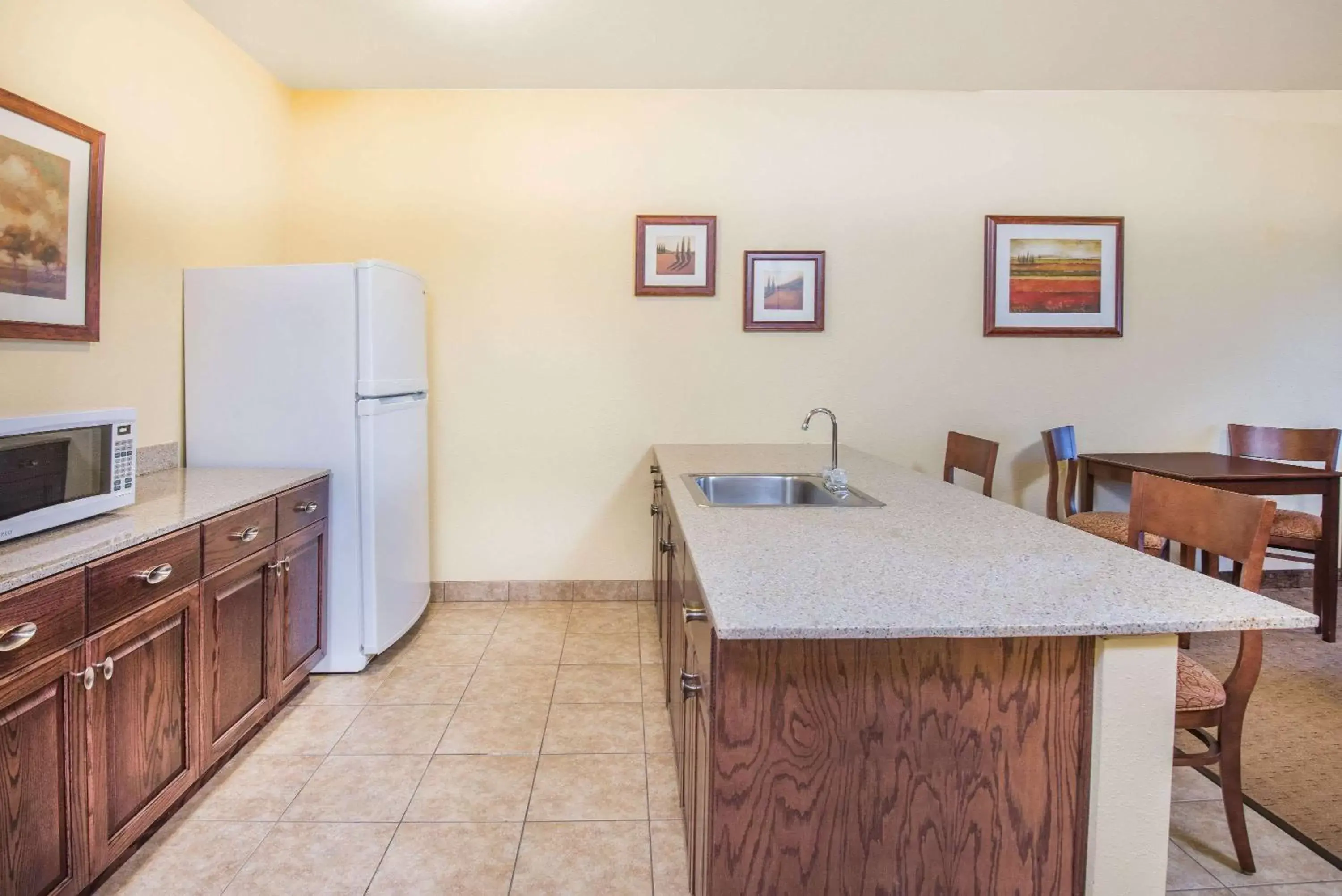 Photo of the whole room, Kitchen/Kitchenette in Days Inn by Wyndham Ellis