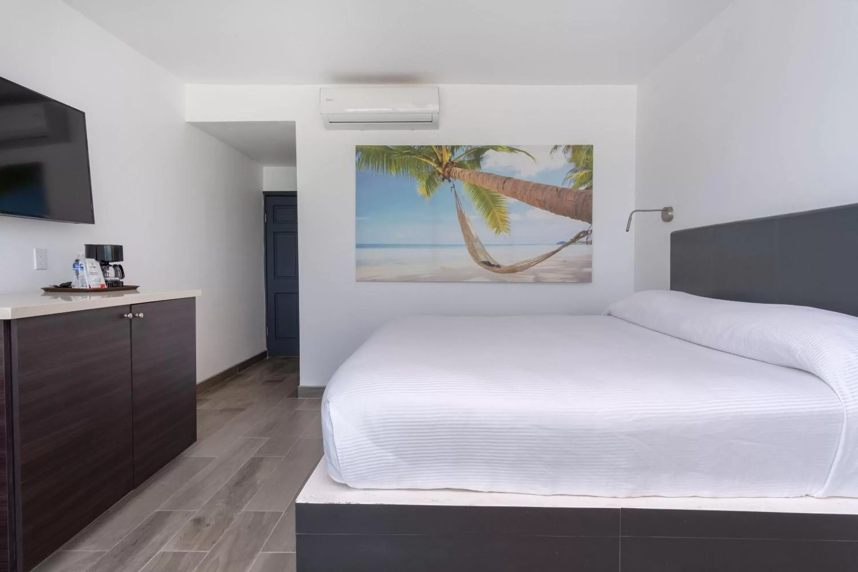 Bed in Hotel Playa Bonita Resort