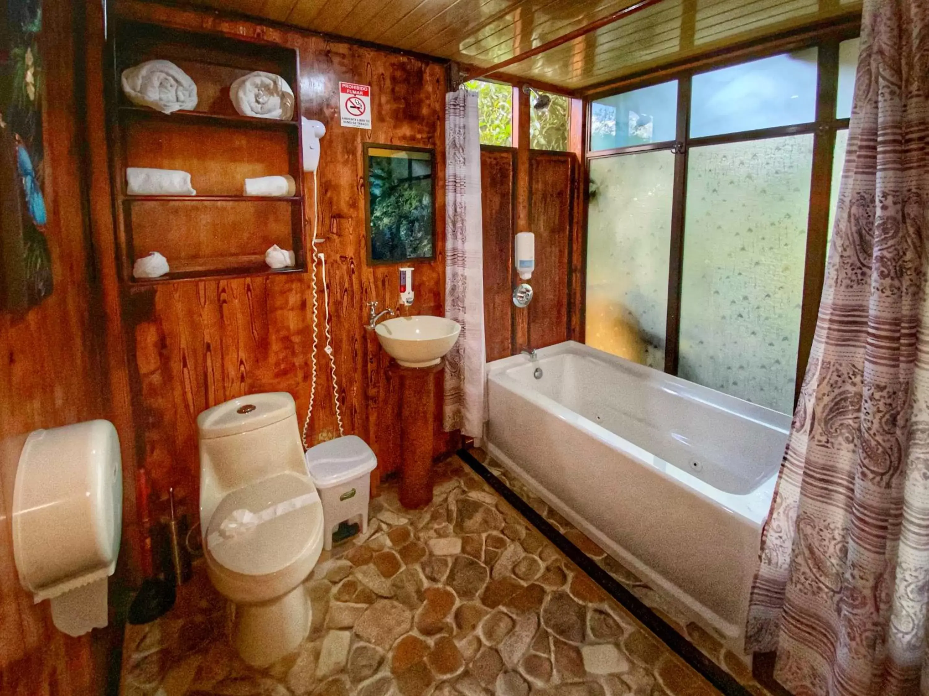 Bathroom in Hotel Heliconias Nature Inn & Hot Springs