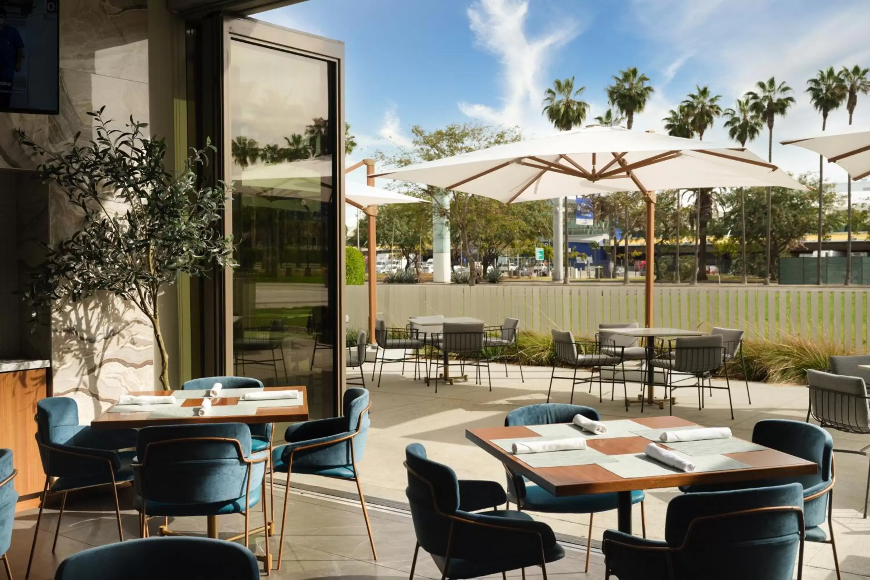 Patio, Restaurant/Places to Eat in Hyatt Place LAX/Century BLVD