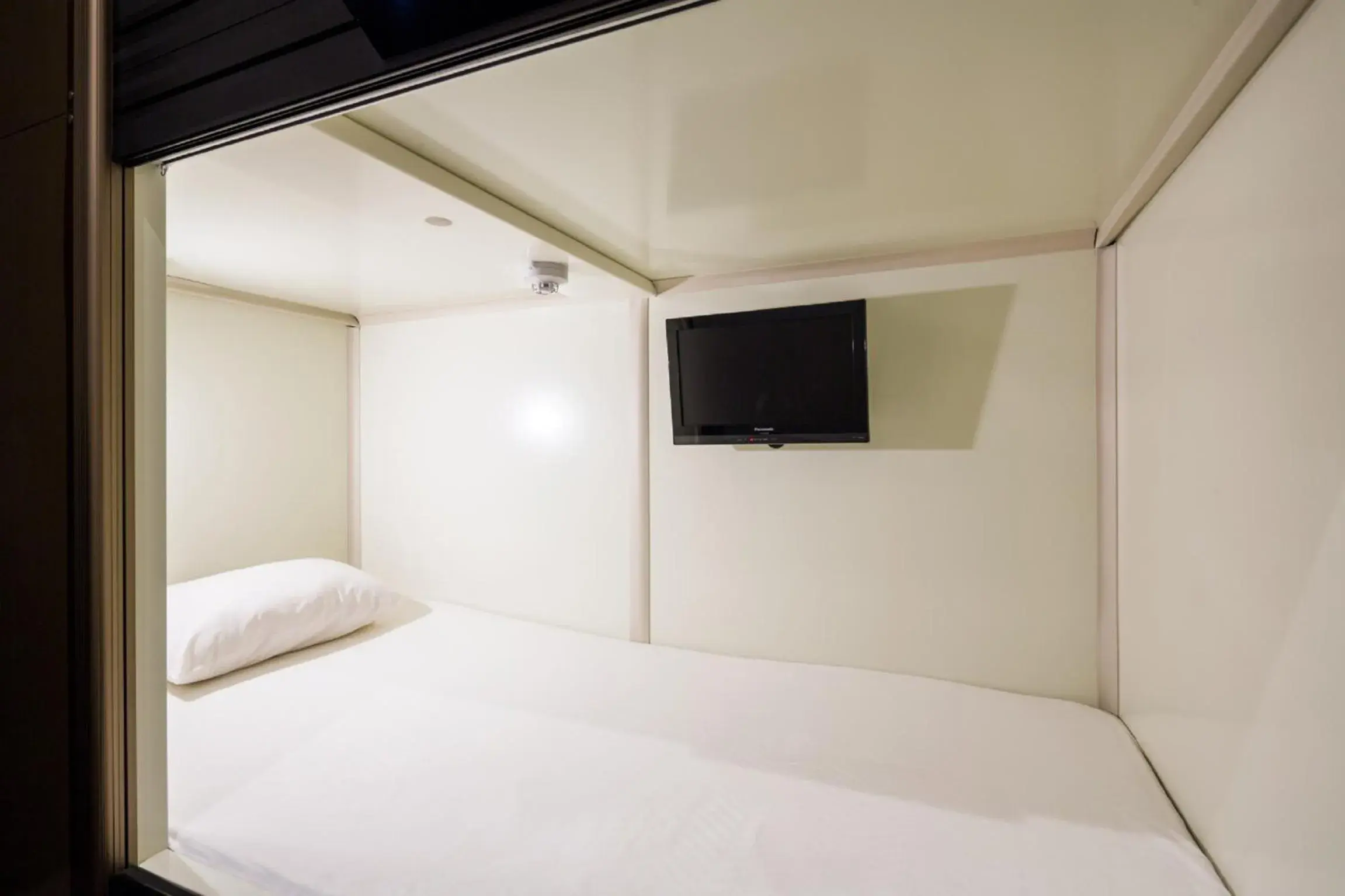 Bed in Capsule Hotel CUBE Hiroshima