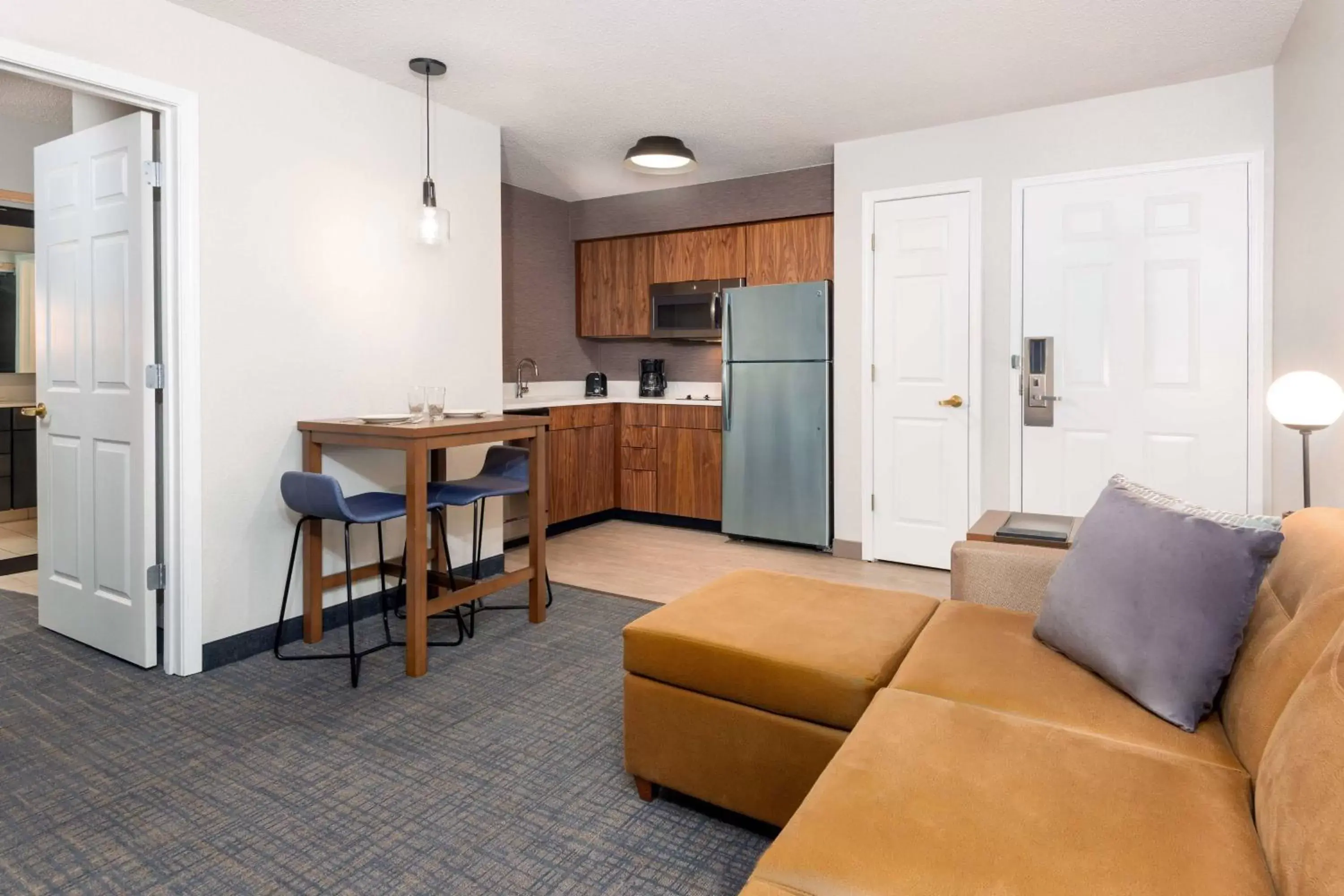 Bedroom, Kitchen/Kitchenette in Residence Inn by Marriott Boston Brockton/Easton