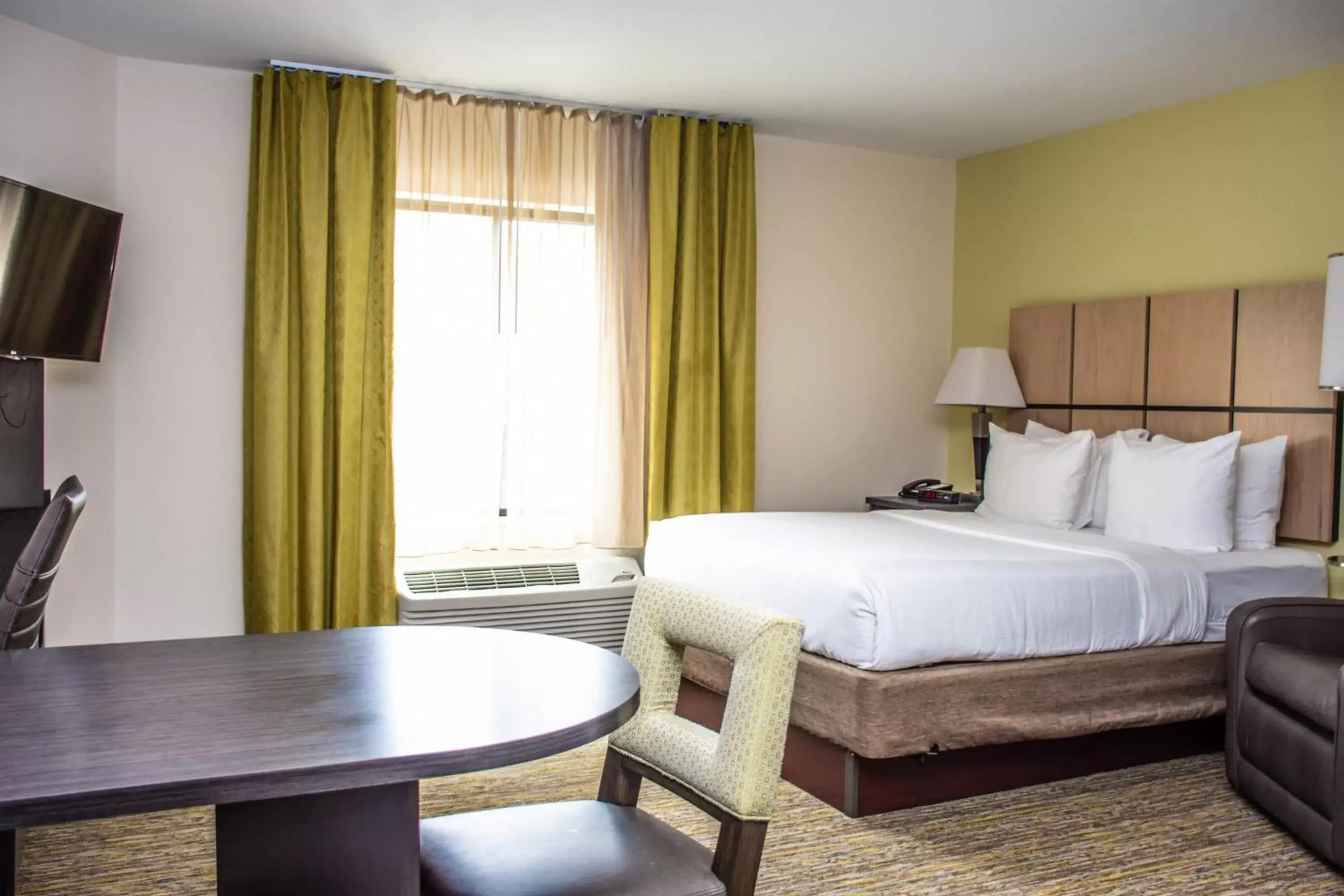 Photo of the whole room, Bed in Candlewood Suites Overland Park W 135th St, an IHG Hotel