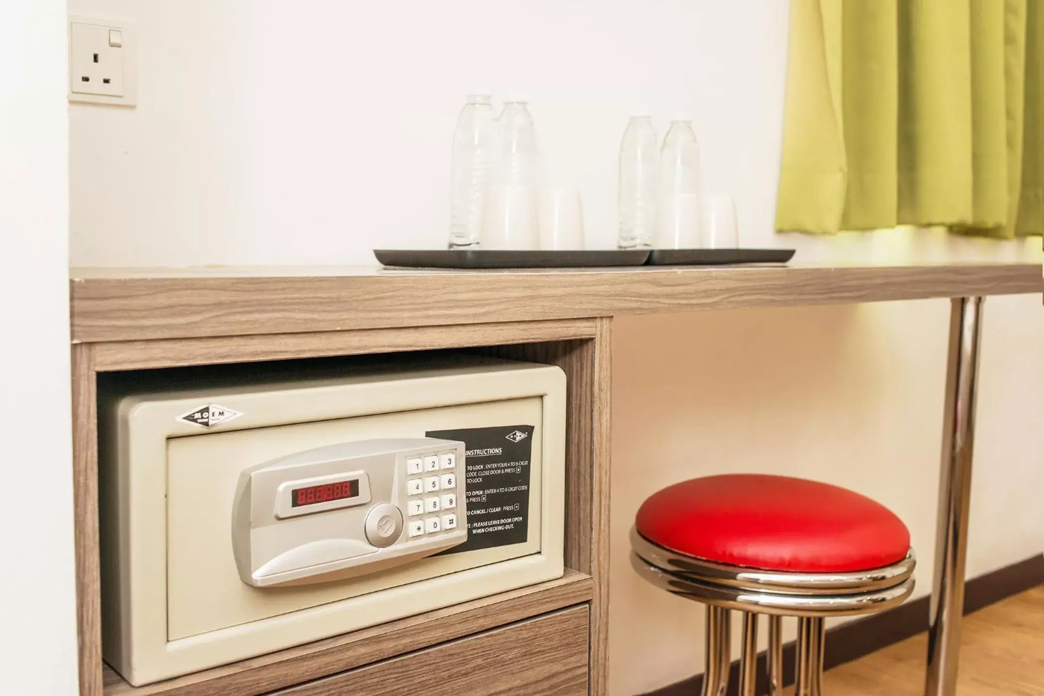 safe, Kitchen/Kitchenette in HelicoNia Hotel