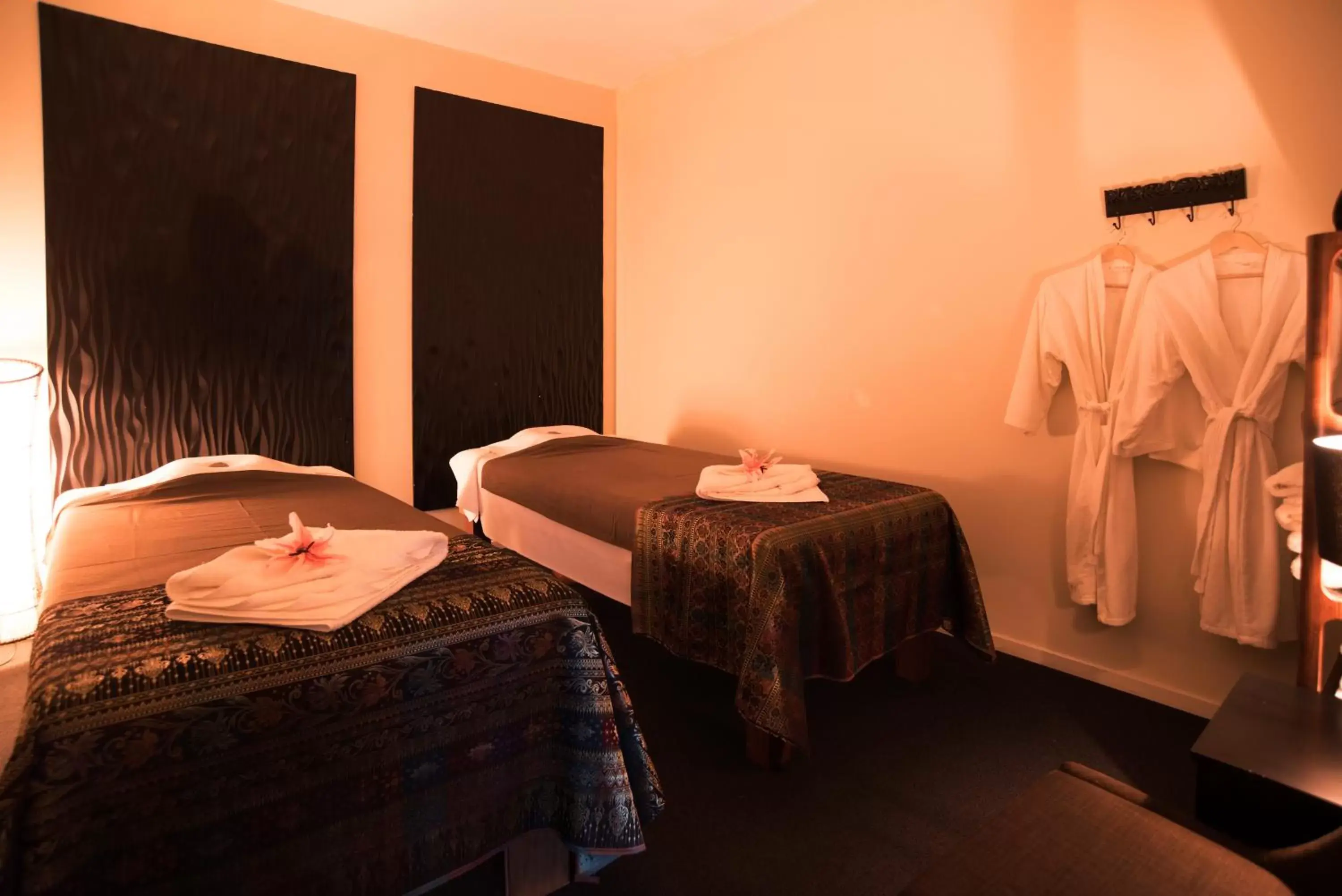 Spa and wellness centre/facilities, Bed in Barclay Suites