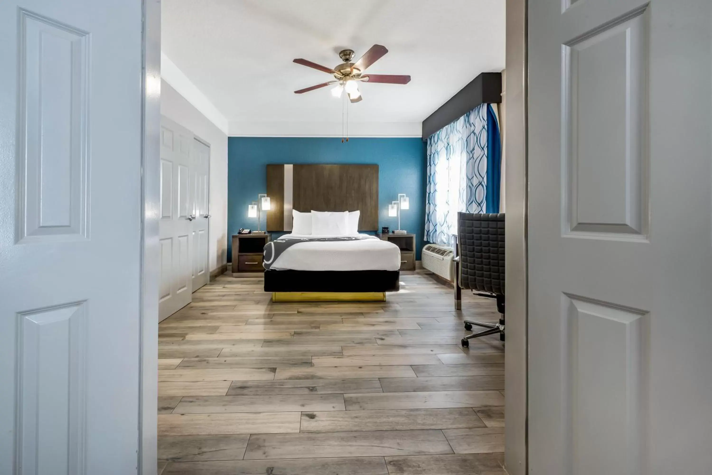 Bed in La Quinta Inn & Suite Kingwood Houston IAH Airport 53200