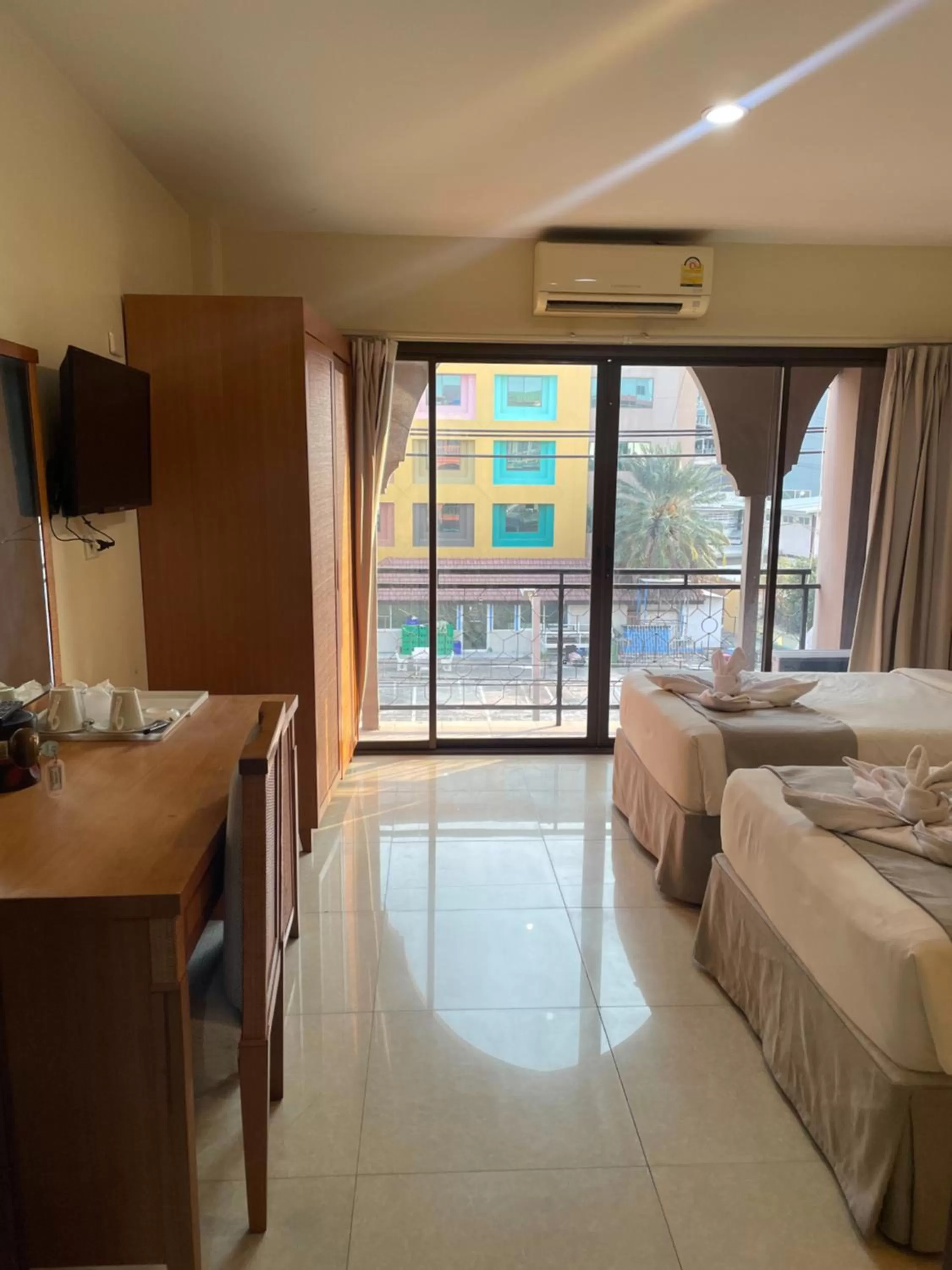 Communal lounge/ TV room, Bed in Babylon Residence Inn pattaya