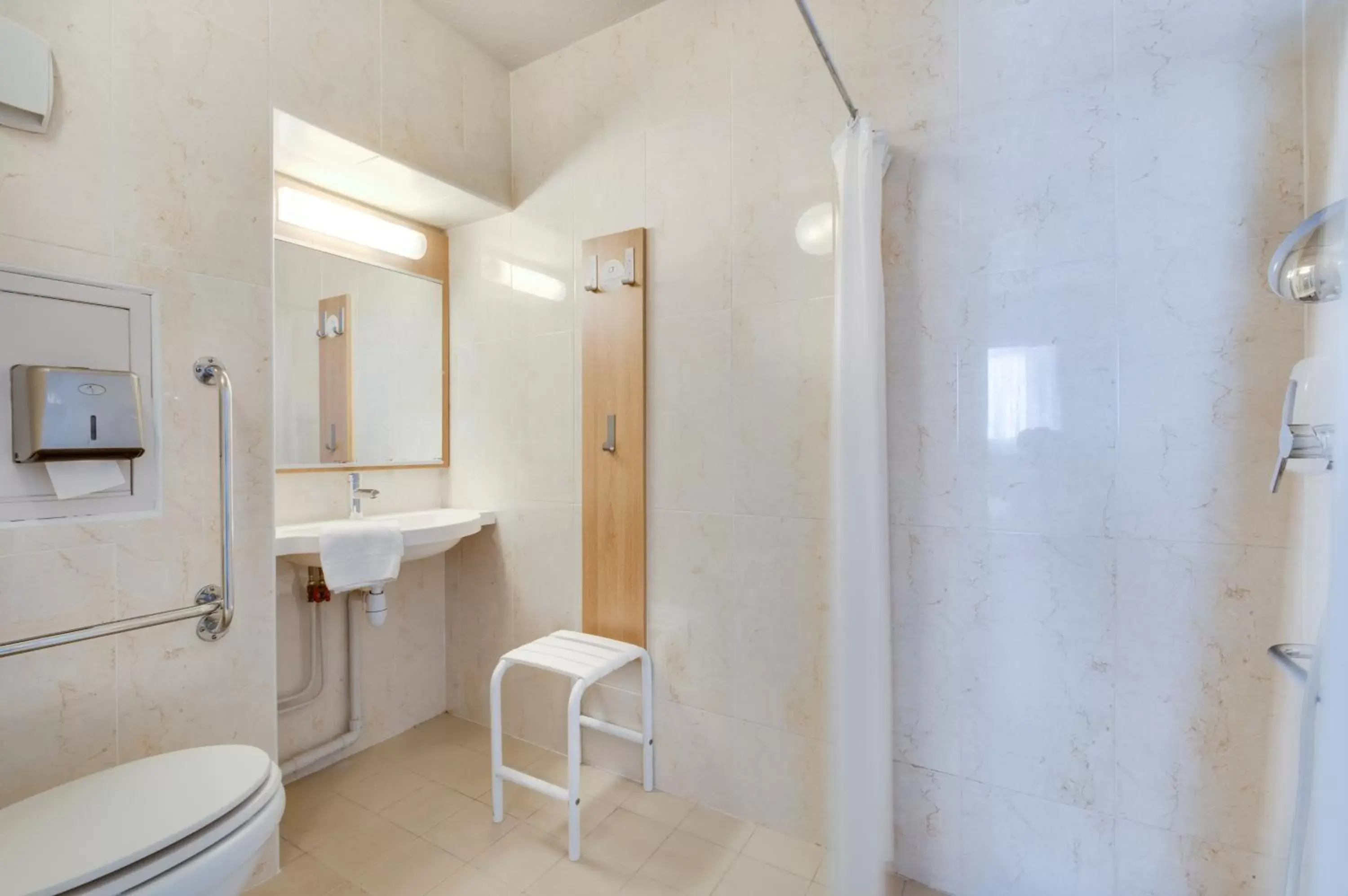 Bathroom in B&B HOTEL FREJUS Puget-sur-Argens