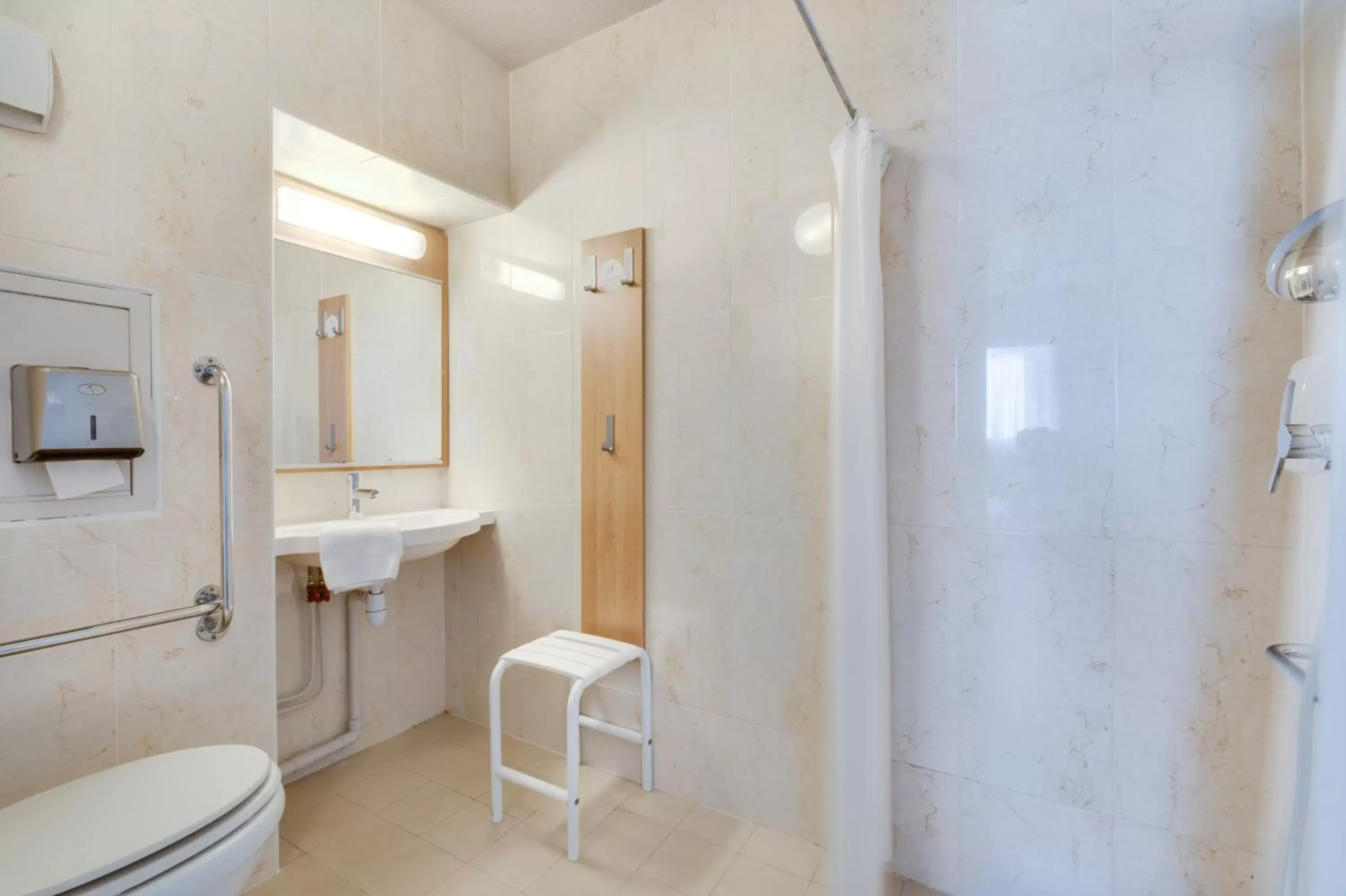 Double Room - Disability Access in B&B HOTEL FREJUS Puget-sur-Argens Double Room - Disability Access in B&B HOTEL FREJUS Puget-sur-Argens