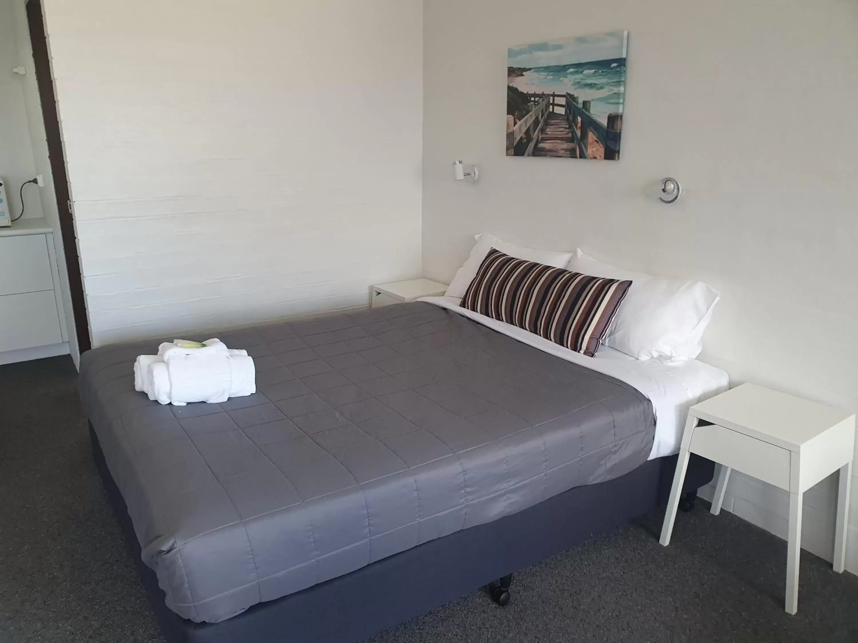 Bedroom, Bed in Coastal Bay Motel