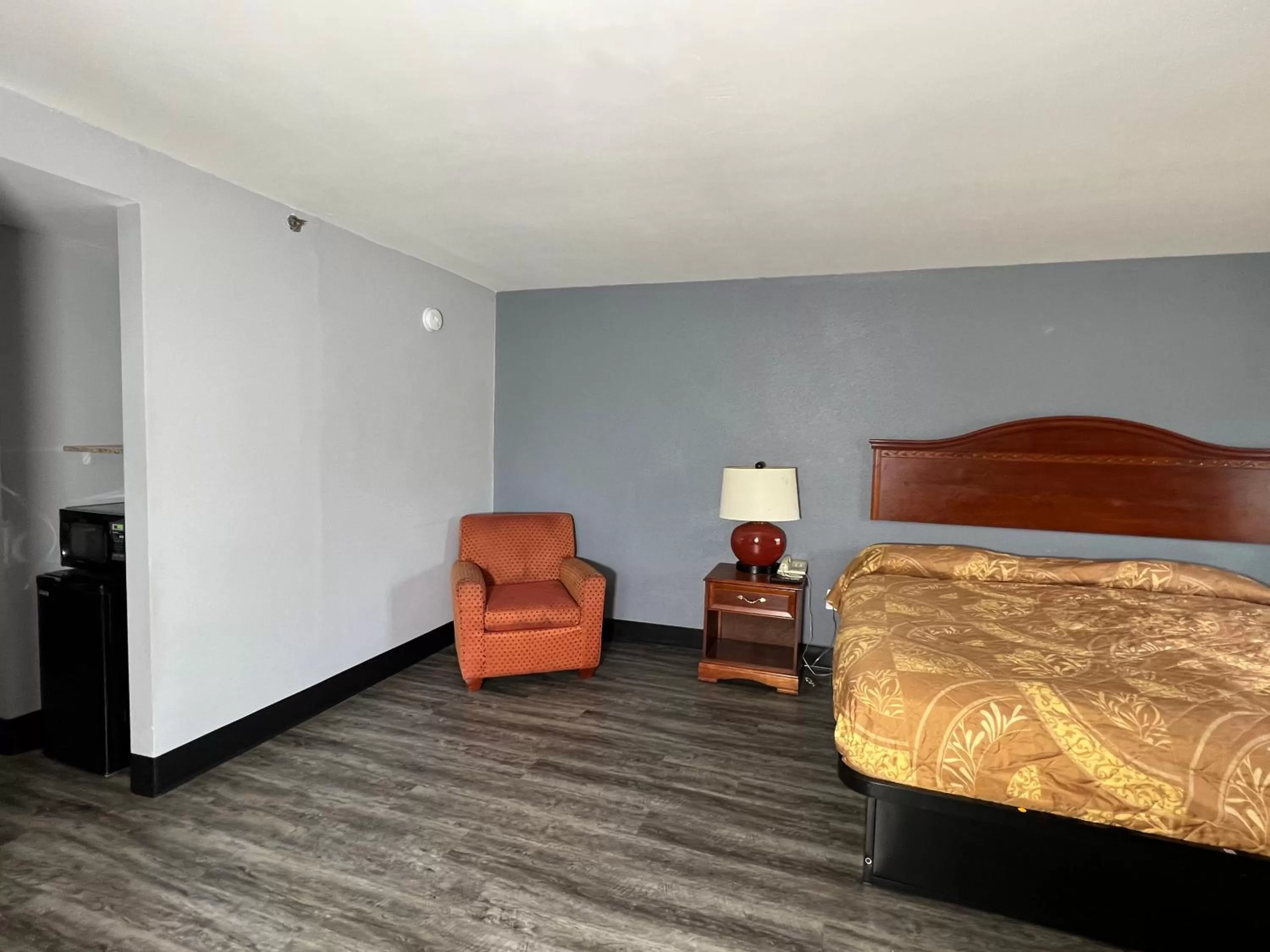 Deluxe King Room in Jamestown inn & Suites