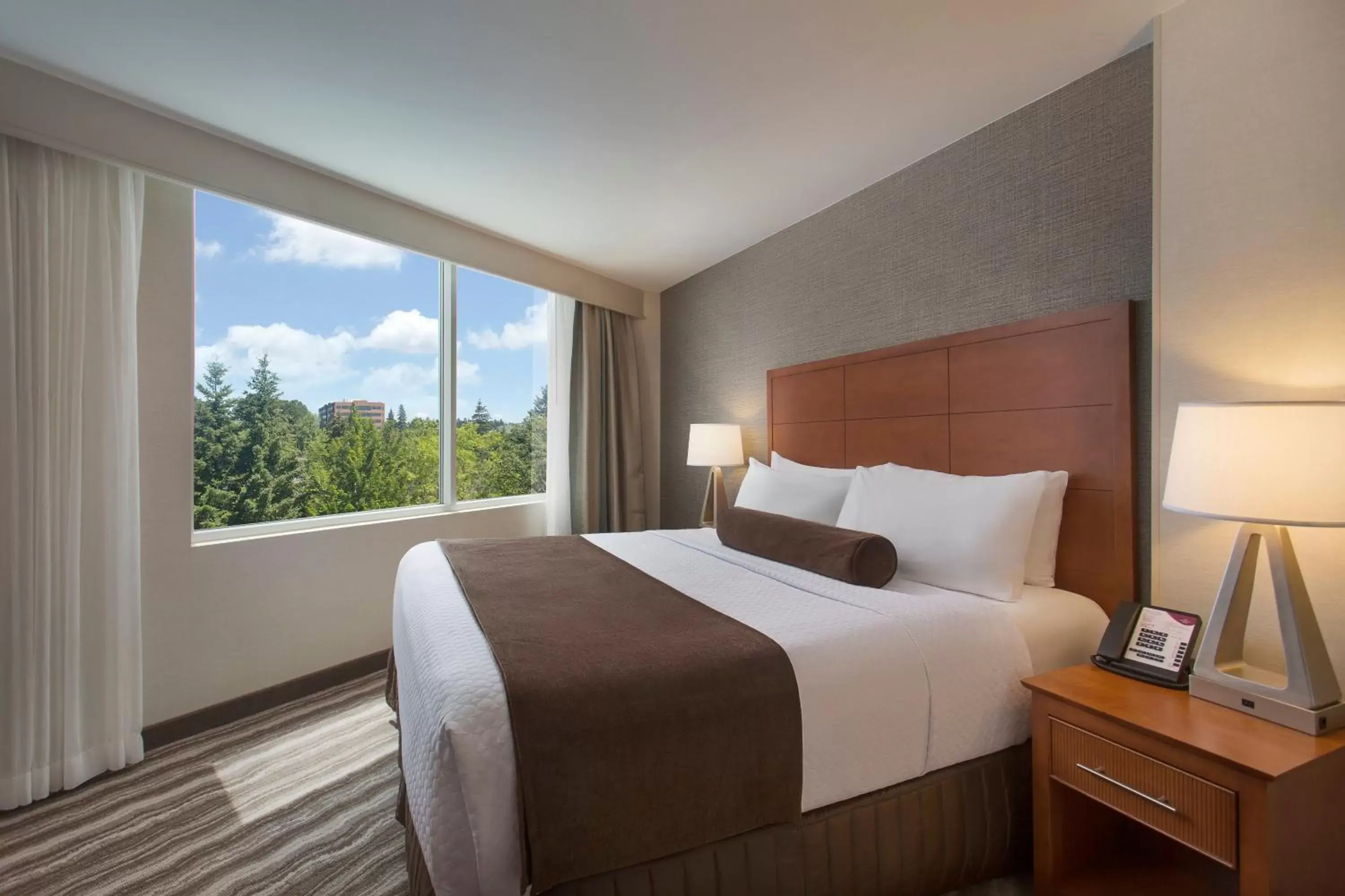 Photo of the whole room, Bed in Crowne Plaza Portland - Lake Oswego, an IHG Hotel