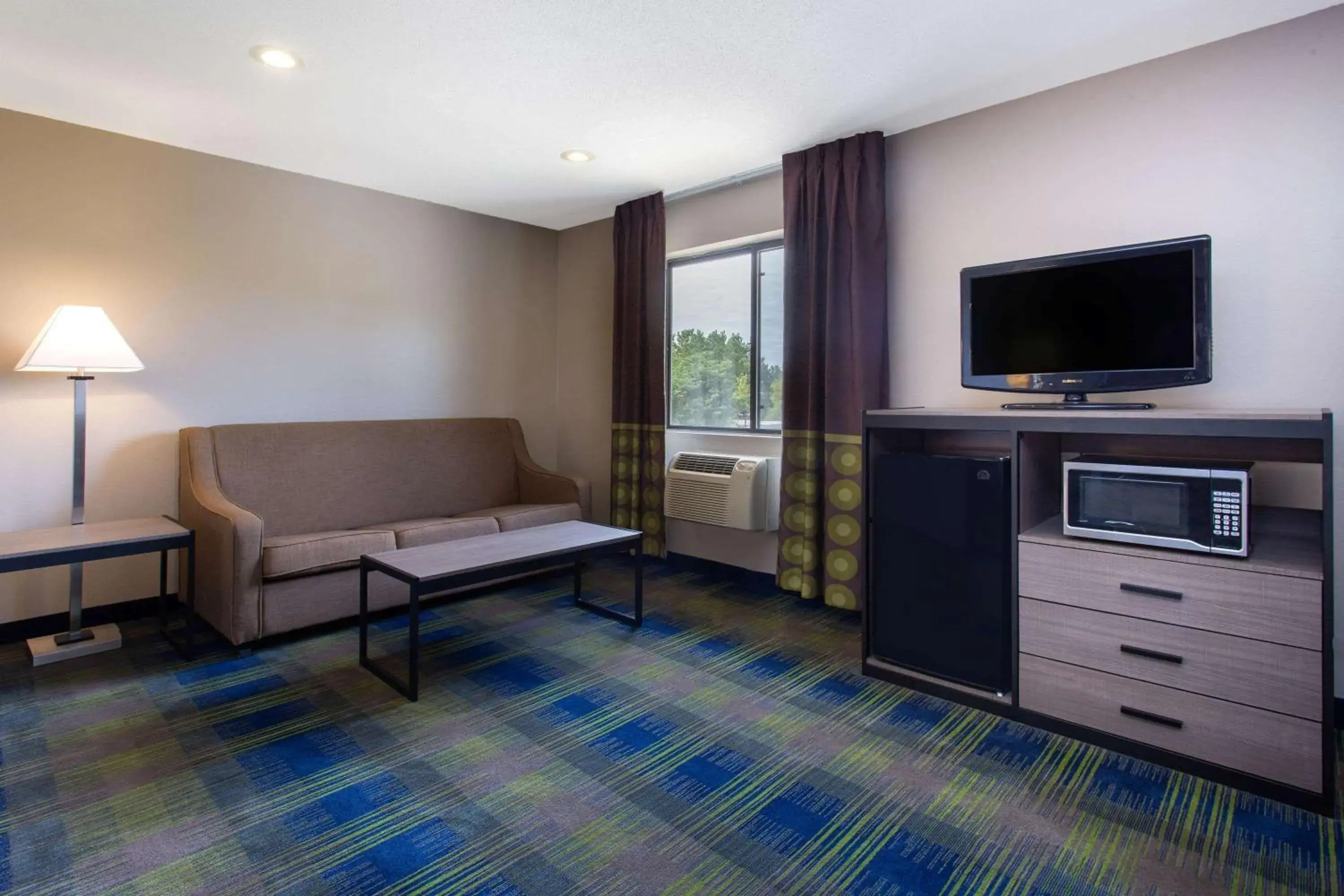 Photo of the whole room, Seating Area in Super 8 by Wyndham Cromwell/Middletown