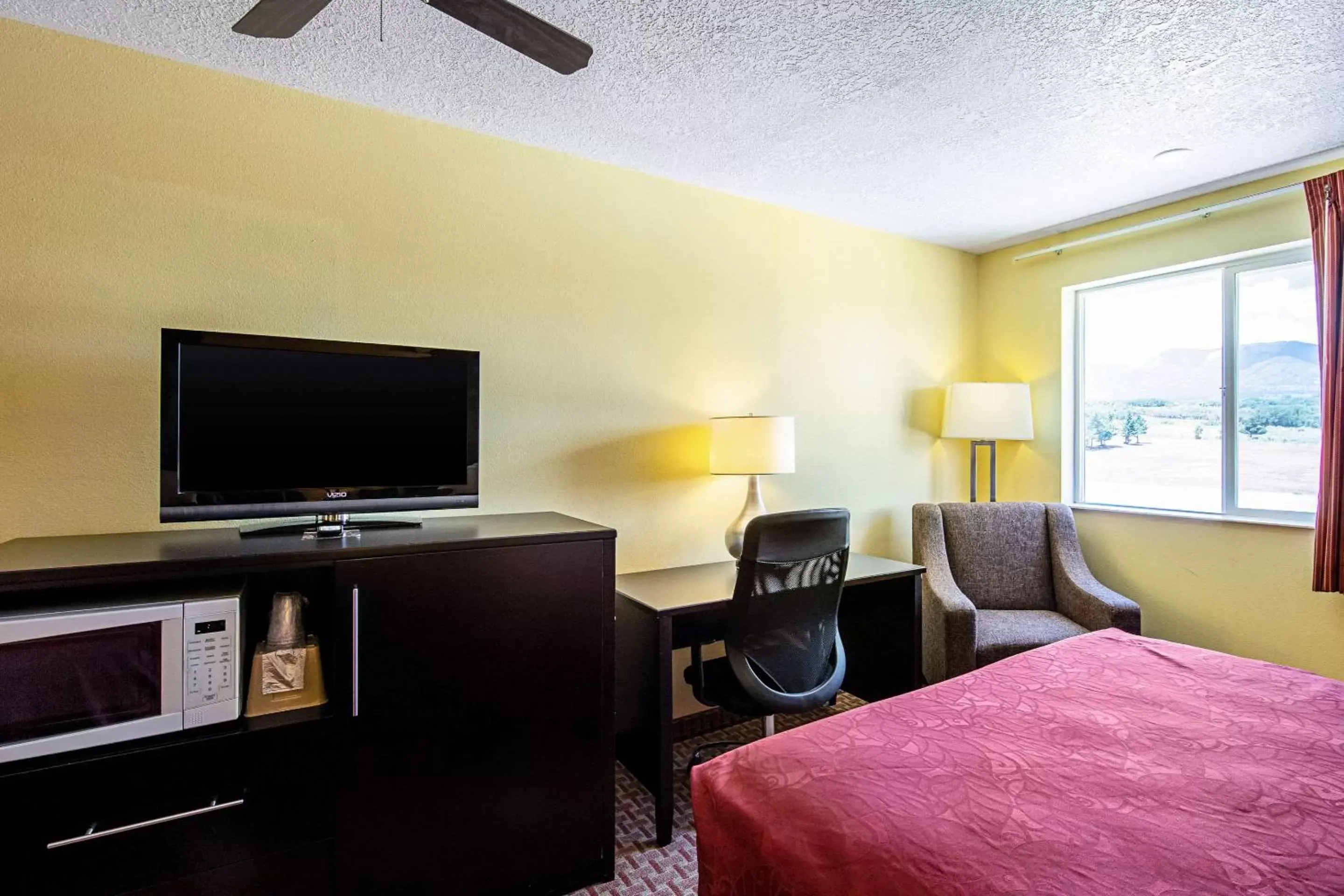 Photo of the whole room, TV/Entertainment Center in Rodeway Inn & Suites Monticello