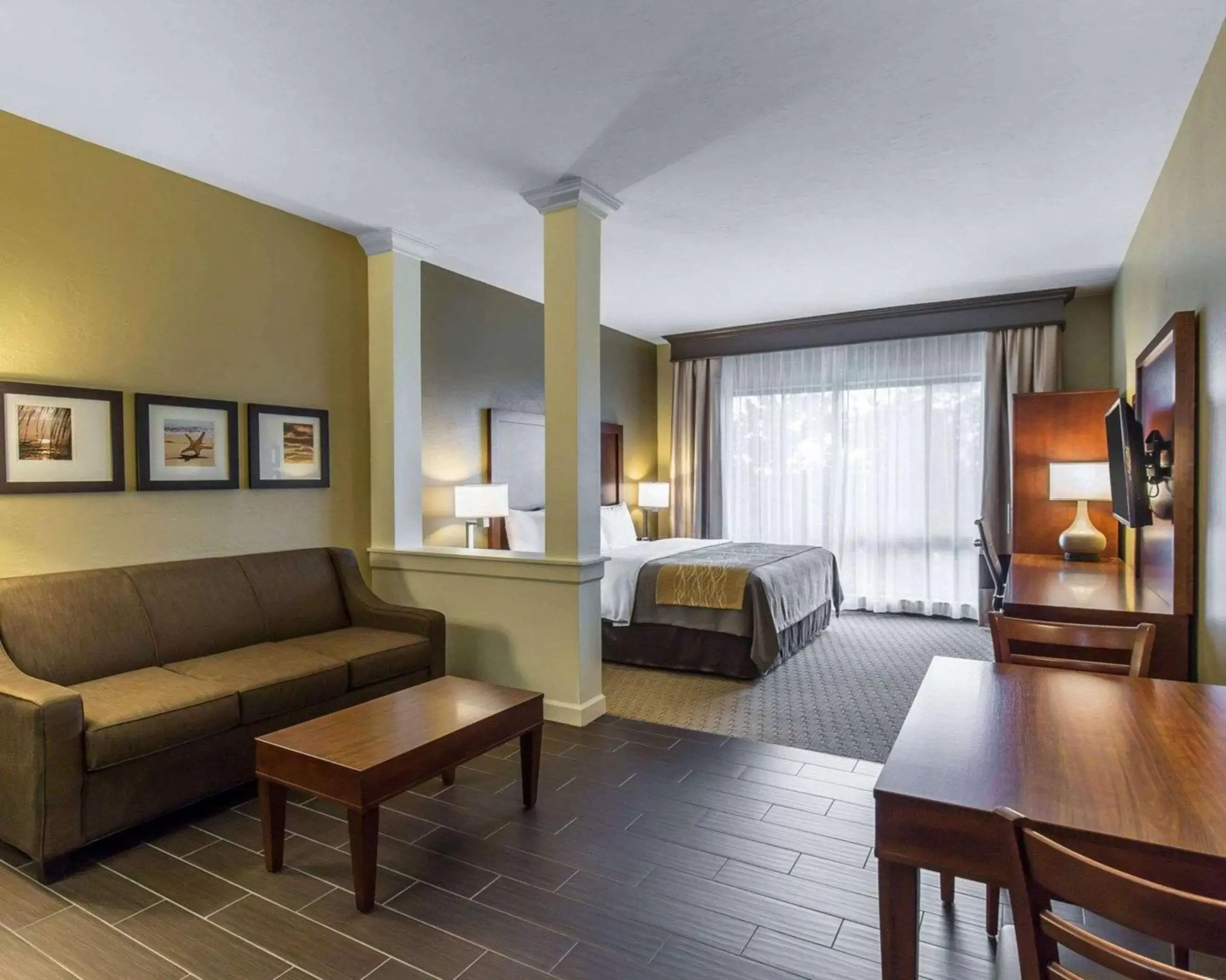 Photo of the whole room, Seating Area in Comfort Inn Naples East I-75