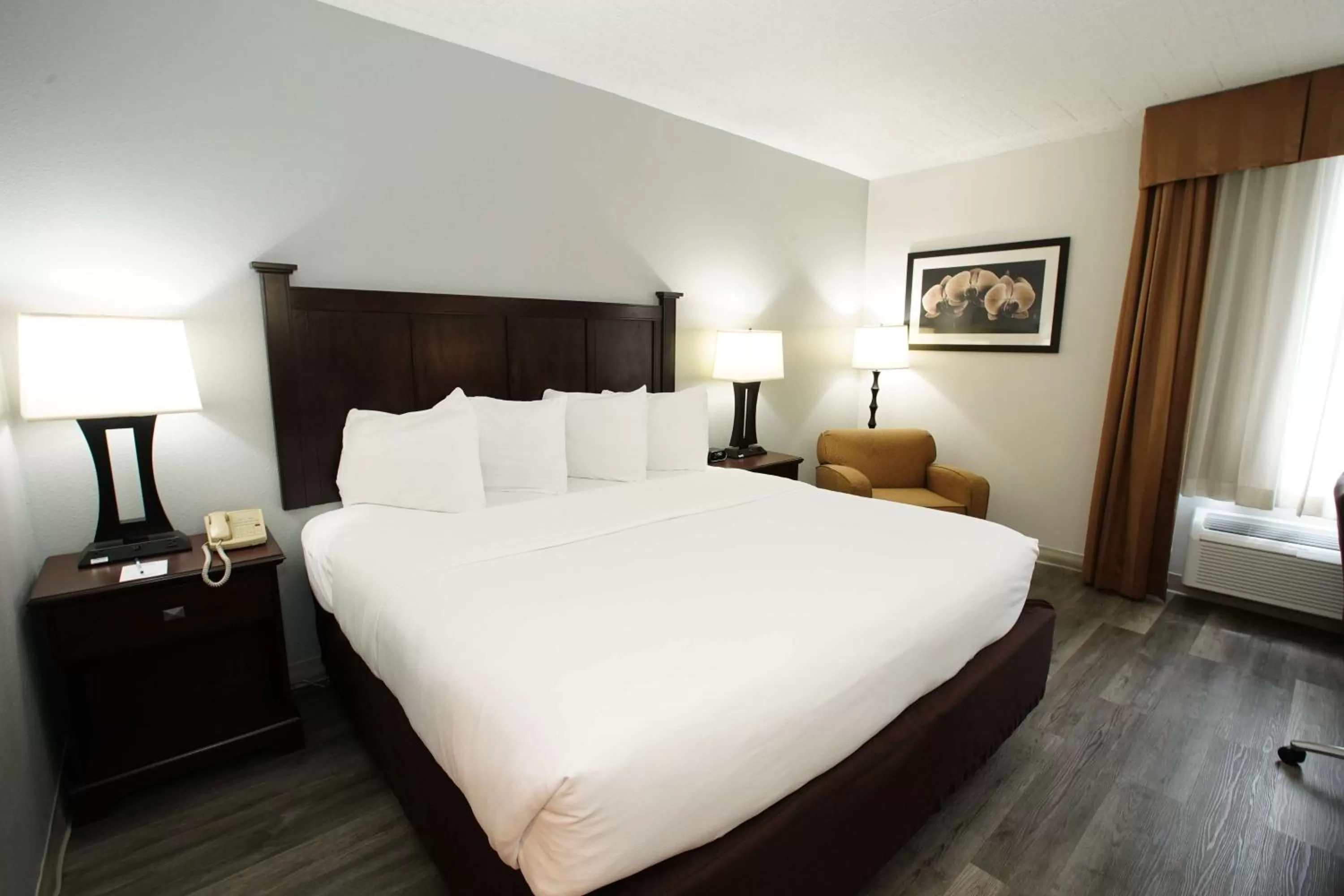 Photo of the whole room, Bed in Best Western Paramus Hotel & Suites
