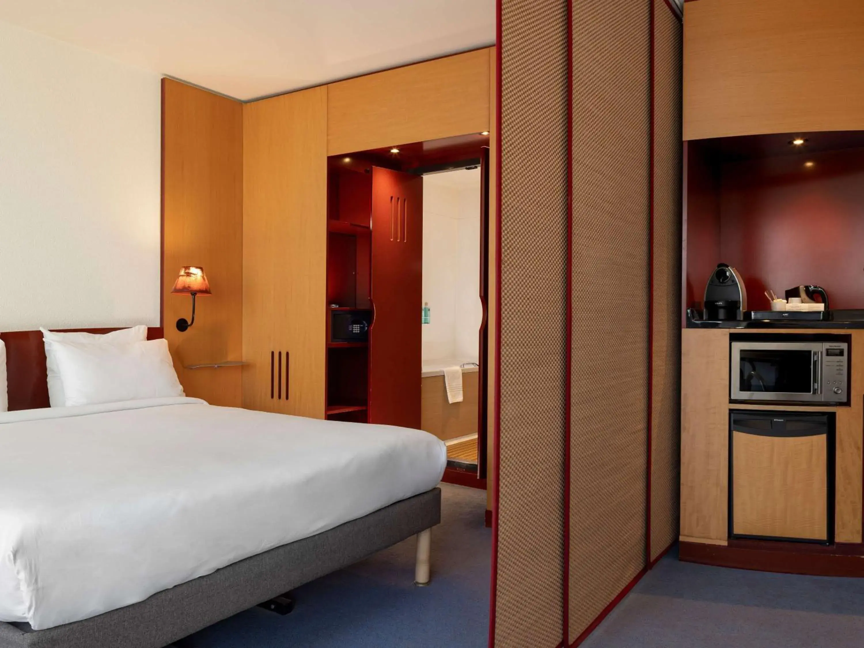 Bedroom, Bed in Novotel Suites Marseille Centre Euromed