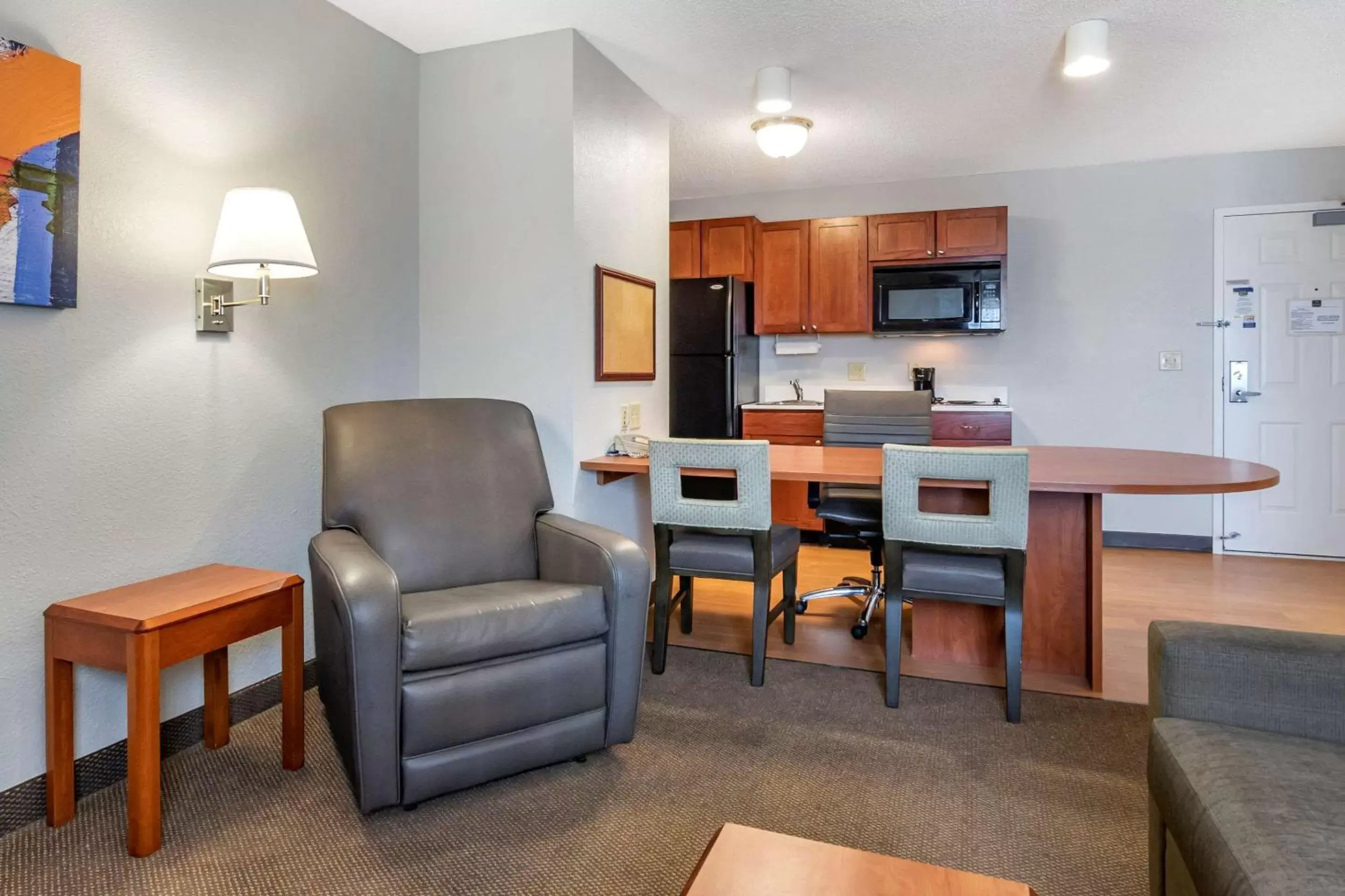 Photo of the whole room, Seating Area in MainStay Suites Emporia