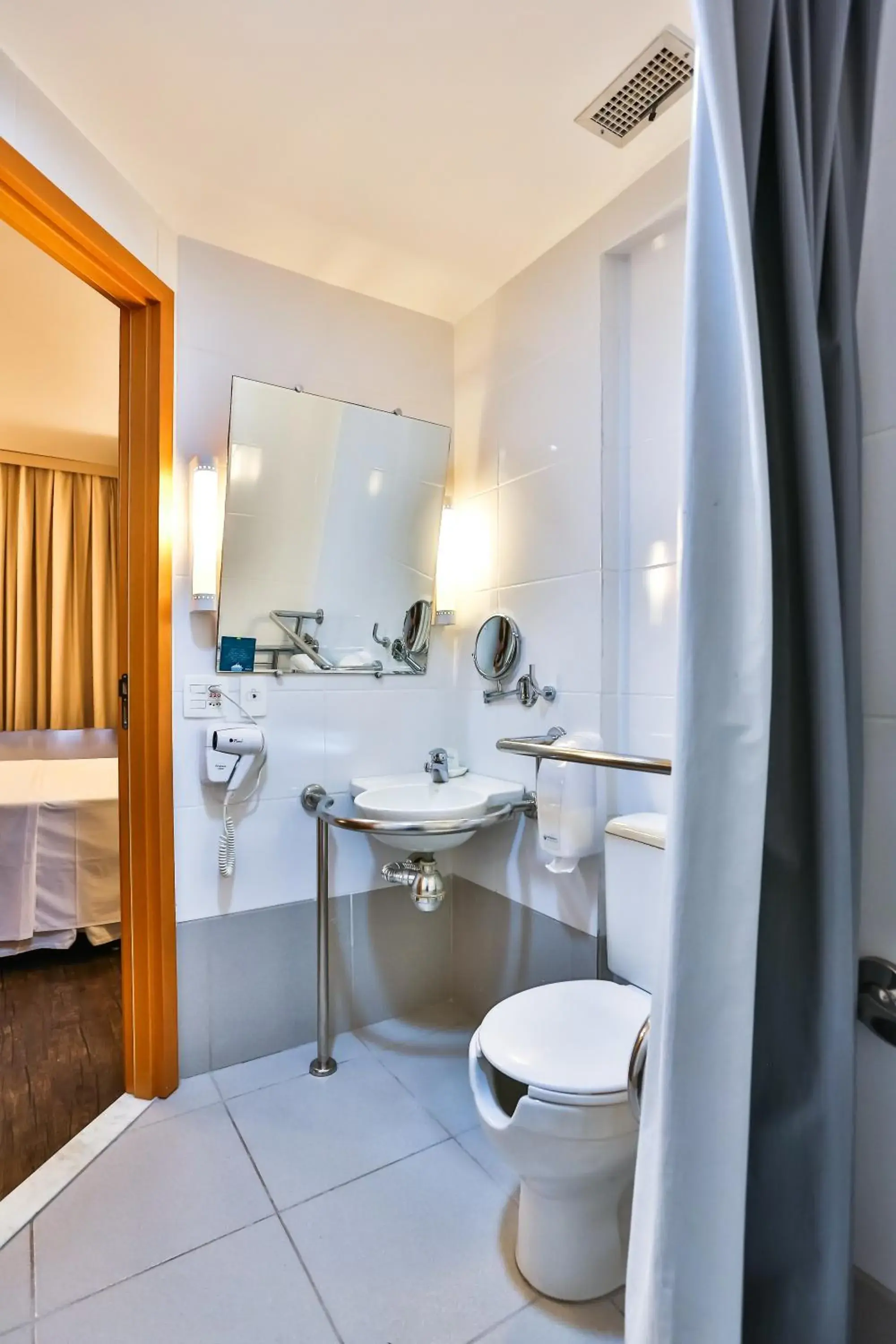 Photo of the whole room, Bathroom in San Diego Express Barro Preto