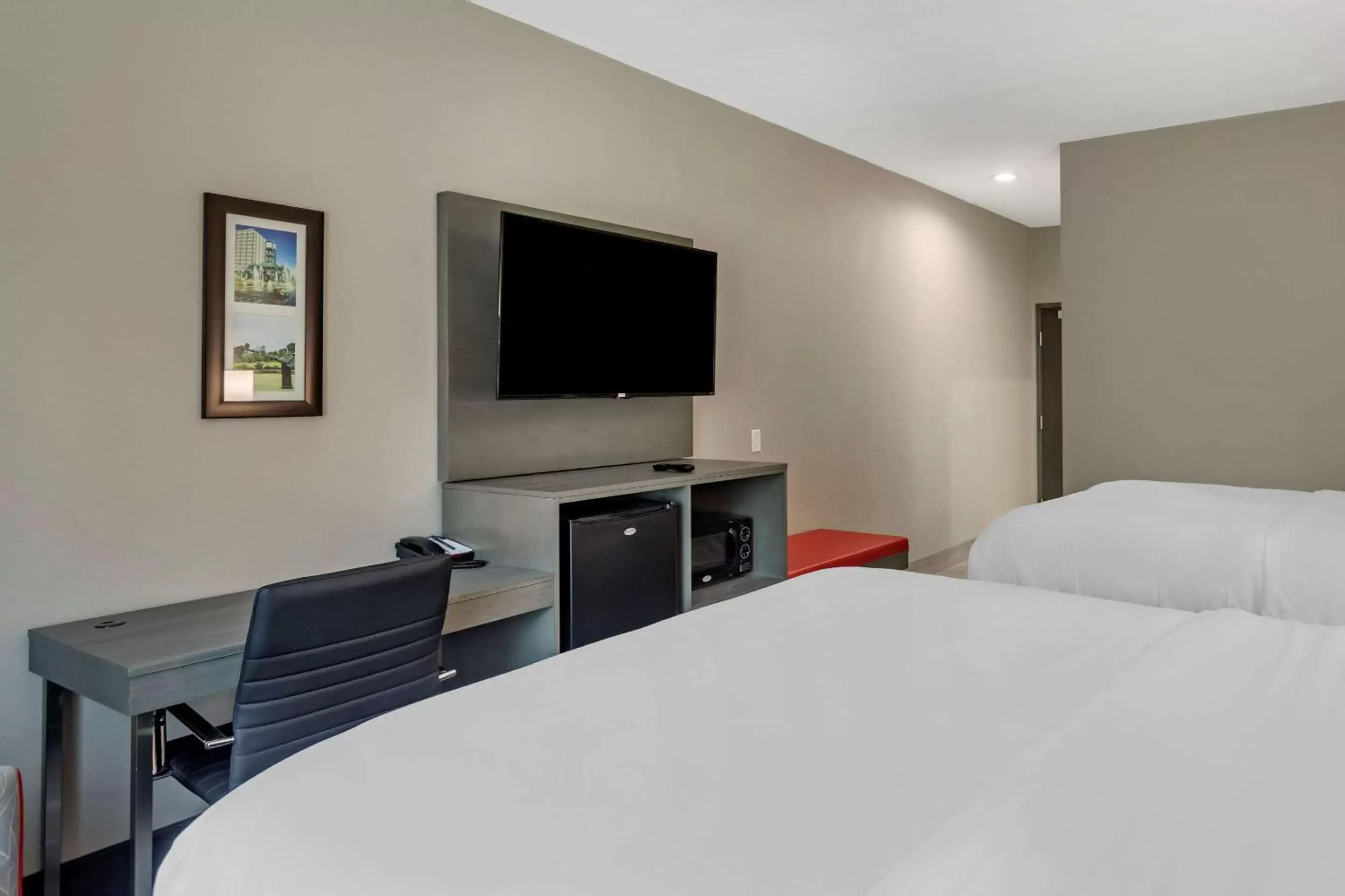 TV and multimedia, Bed in Comfort Inn & Suites TV and multimedia, Bed in Comfort Inn & Suites