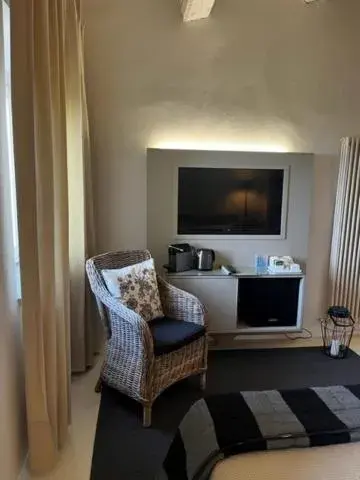 TV and multimedia, TV/Entertainment Center in Villa Sassolini Country Boutique Hotel