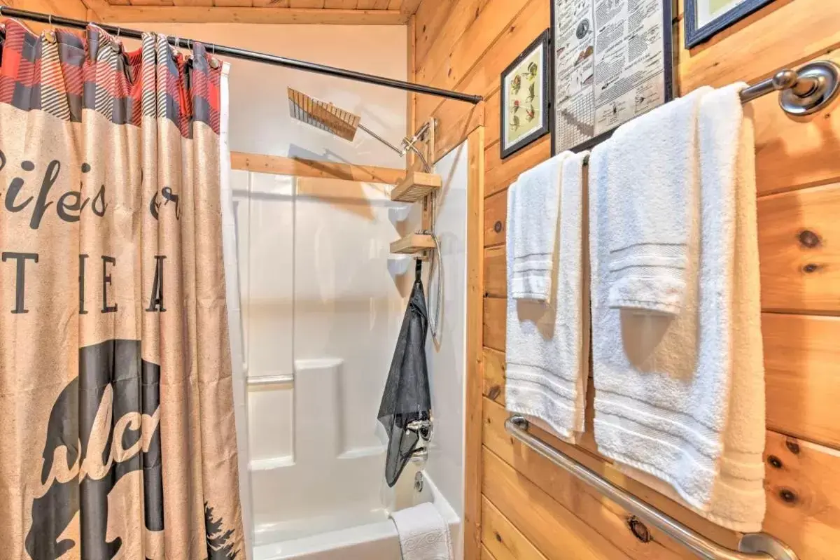 Bathroom in The Lodge Nantahala River