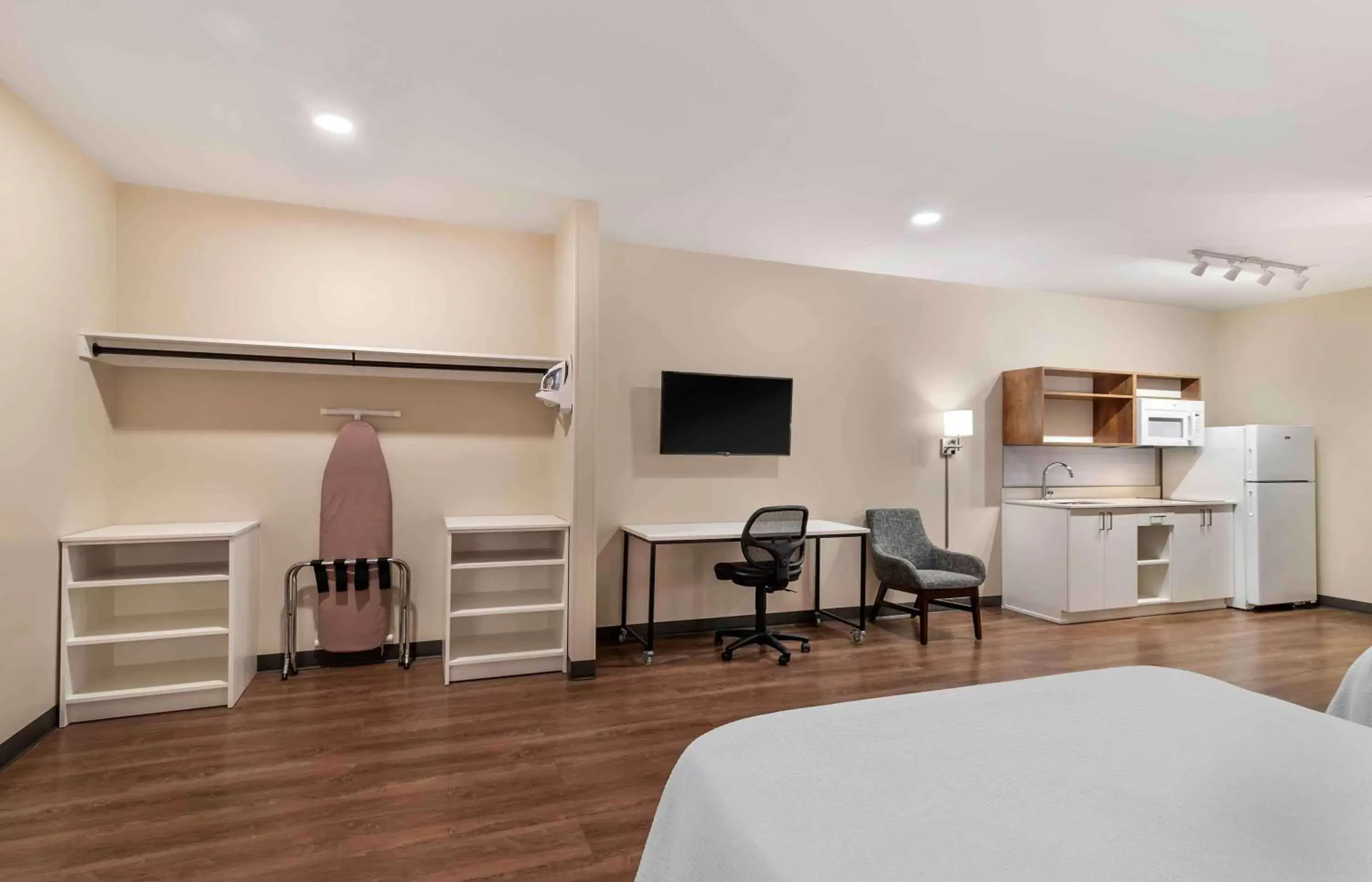 Bedroom, TV/Entertainment Center in Extended Stay America Premier Suites - Atlanta - Newnan