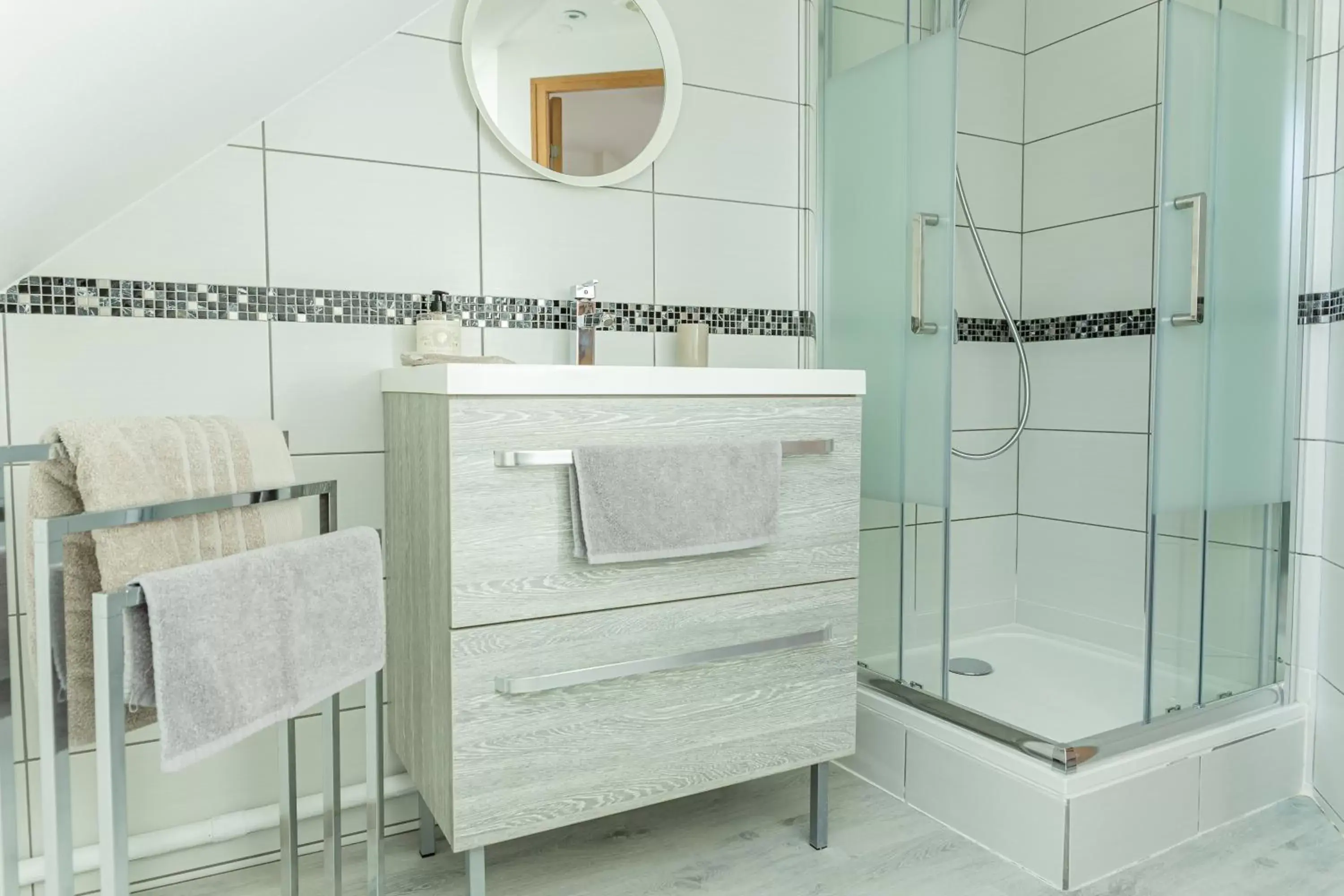 Shower, Bathroom in Le Cissereau - Chambres et table d'hôtes