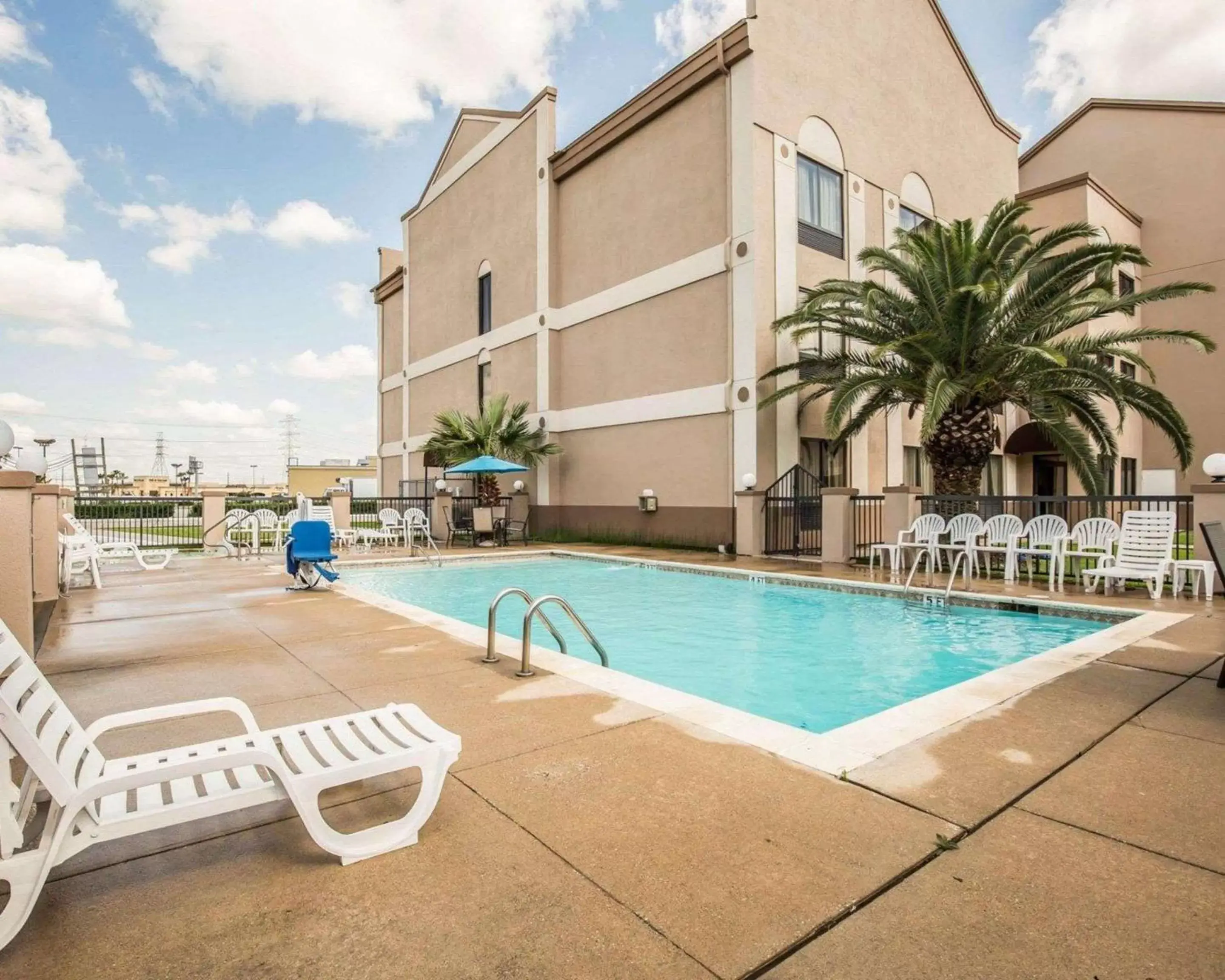 On site, Swimming Pool in Comfort Suites Stafford Near Sugarland