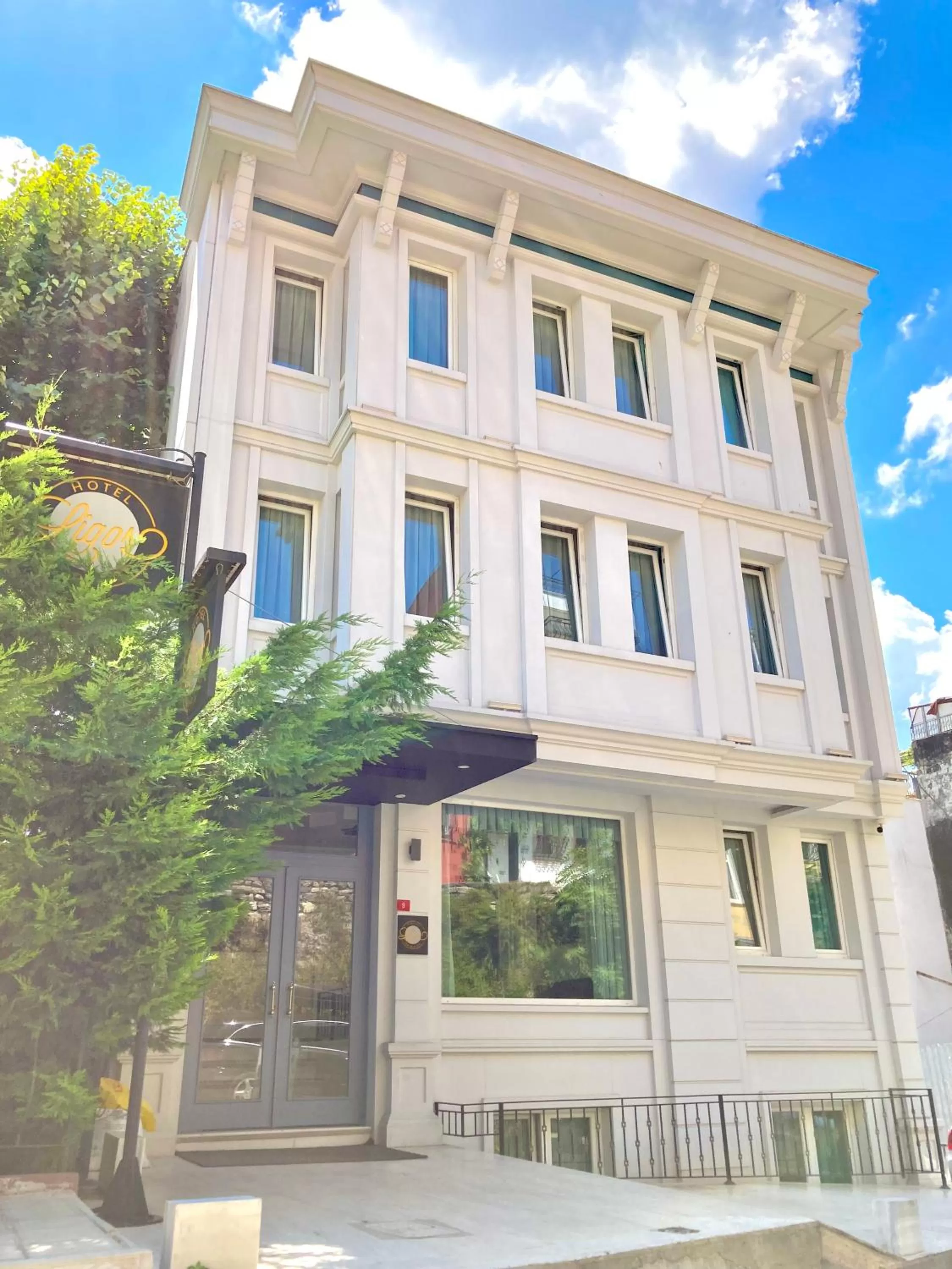 Property building in Ligos