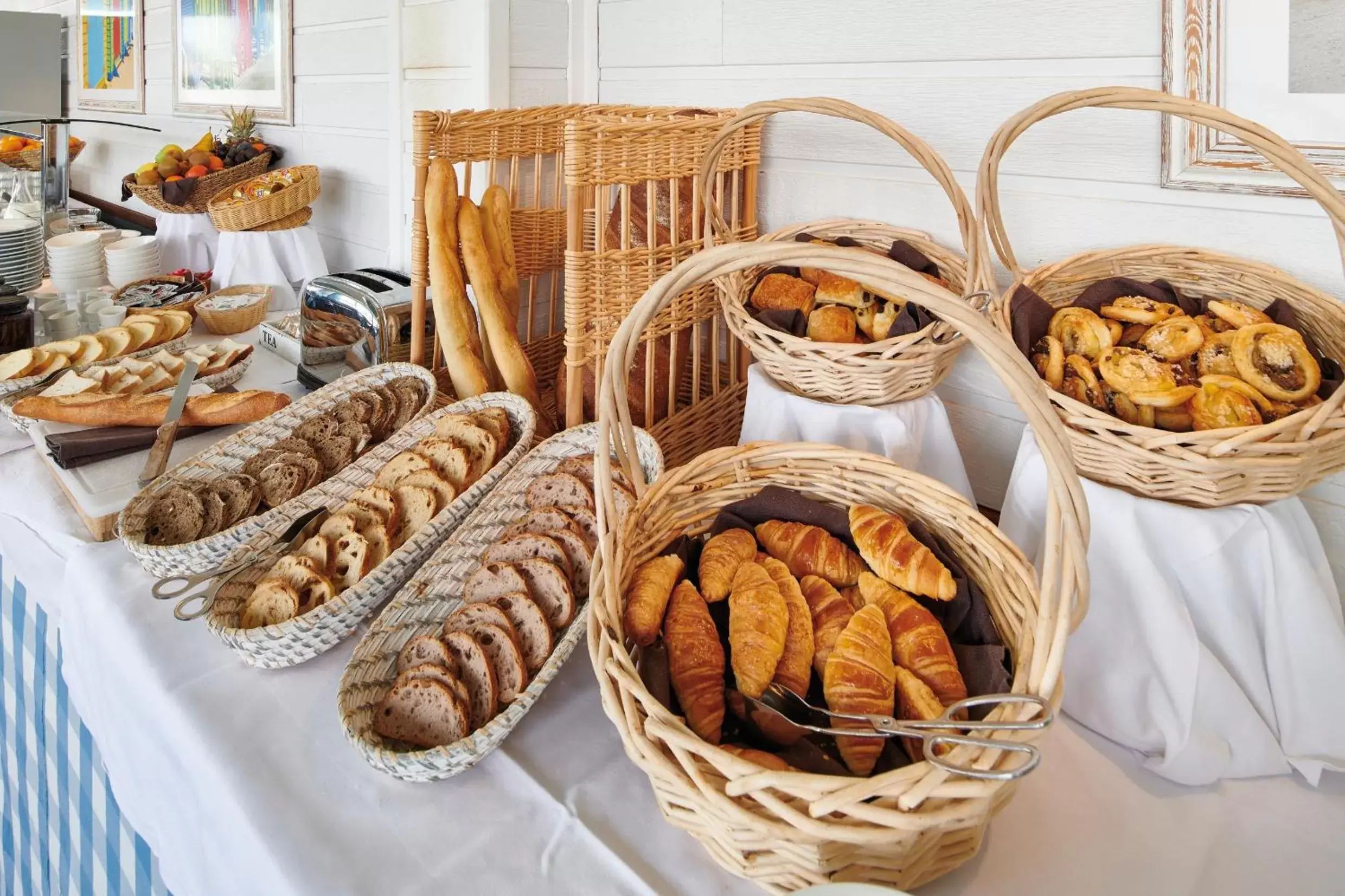 Buffet breakfast in Résidence Vacances Bleues Le Grand Large