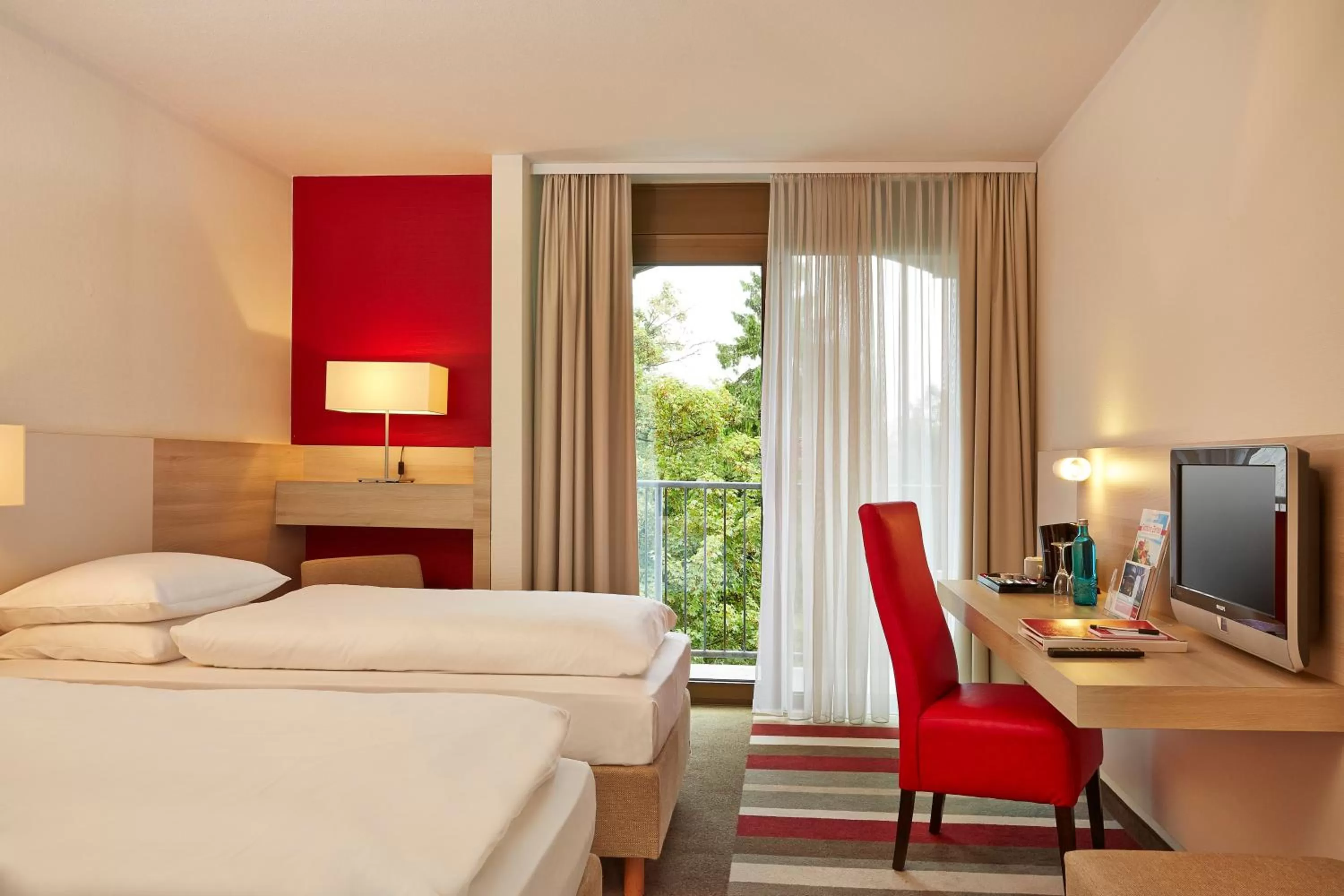 Photo of the whole room, Bed in H+ Hotel Bad Soden