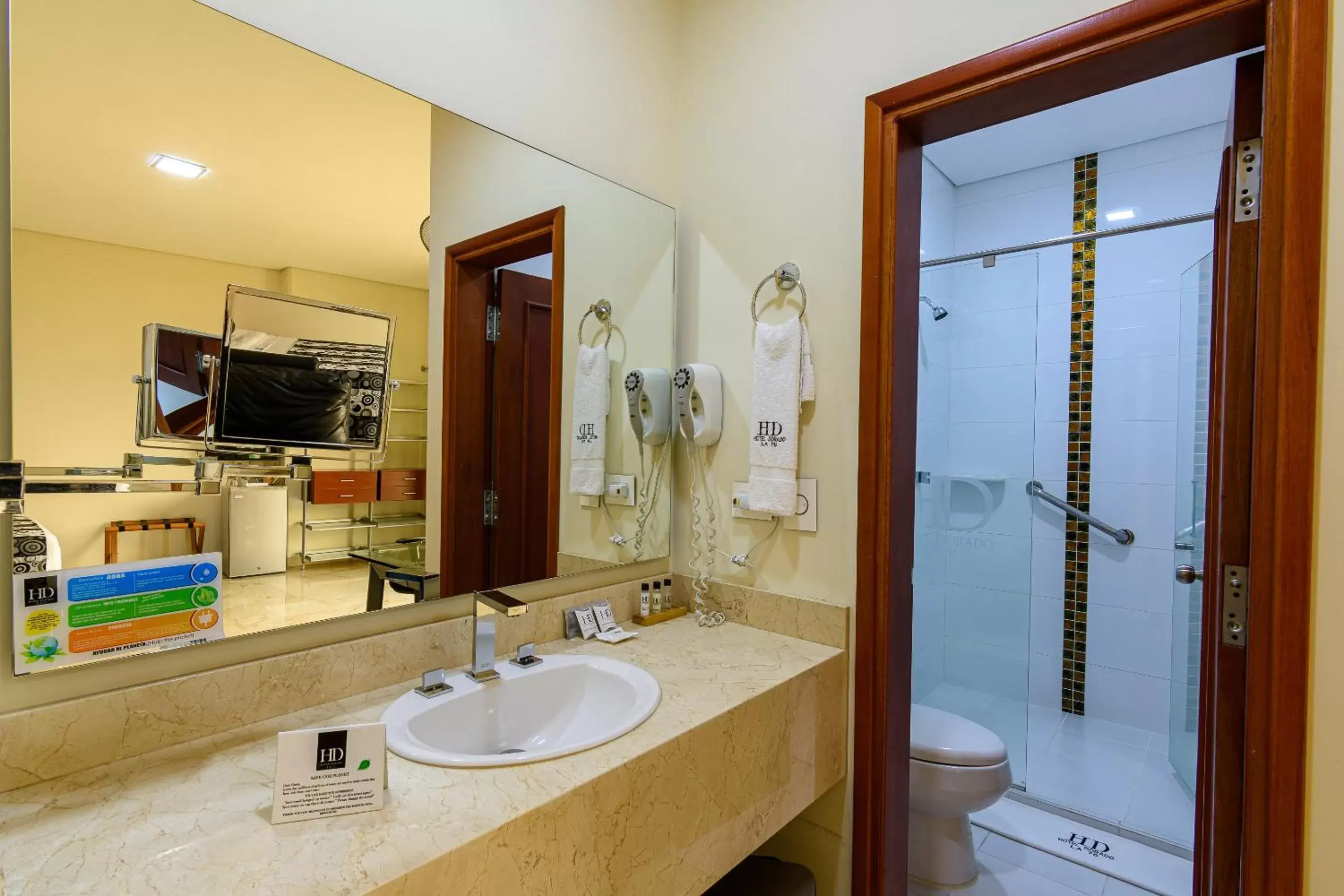 Shower, Bathroom in Hotel Dorado La 70