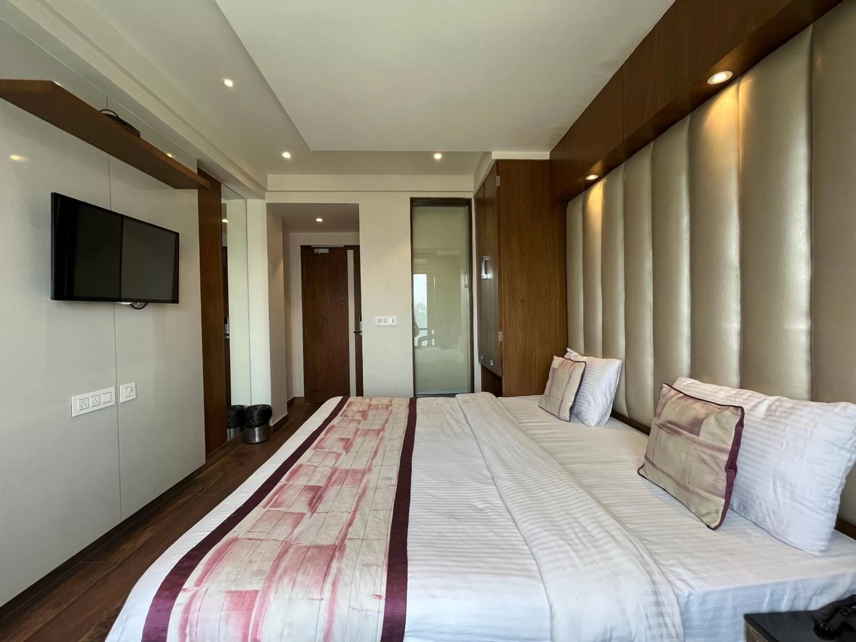 Photo of the whole room, Bed in Mahaveer Shimla By Royal Collection Hotels