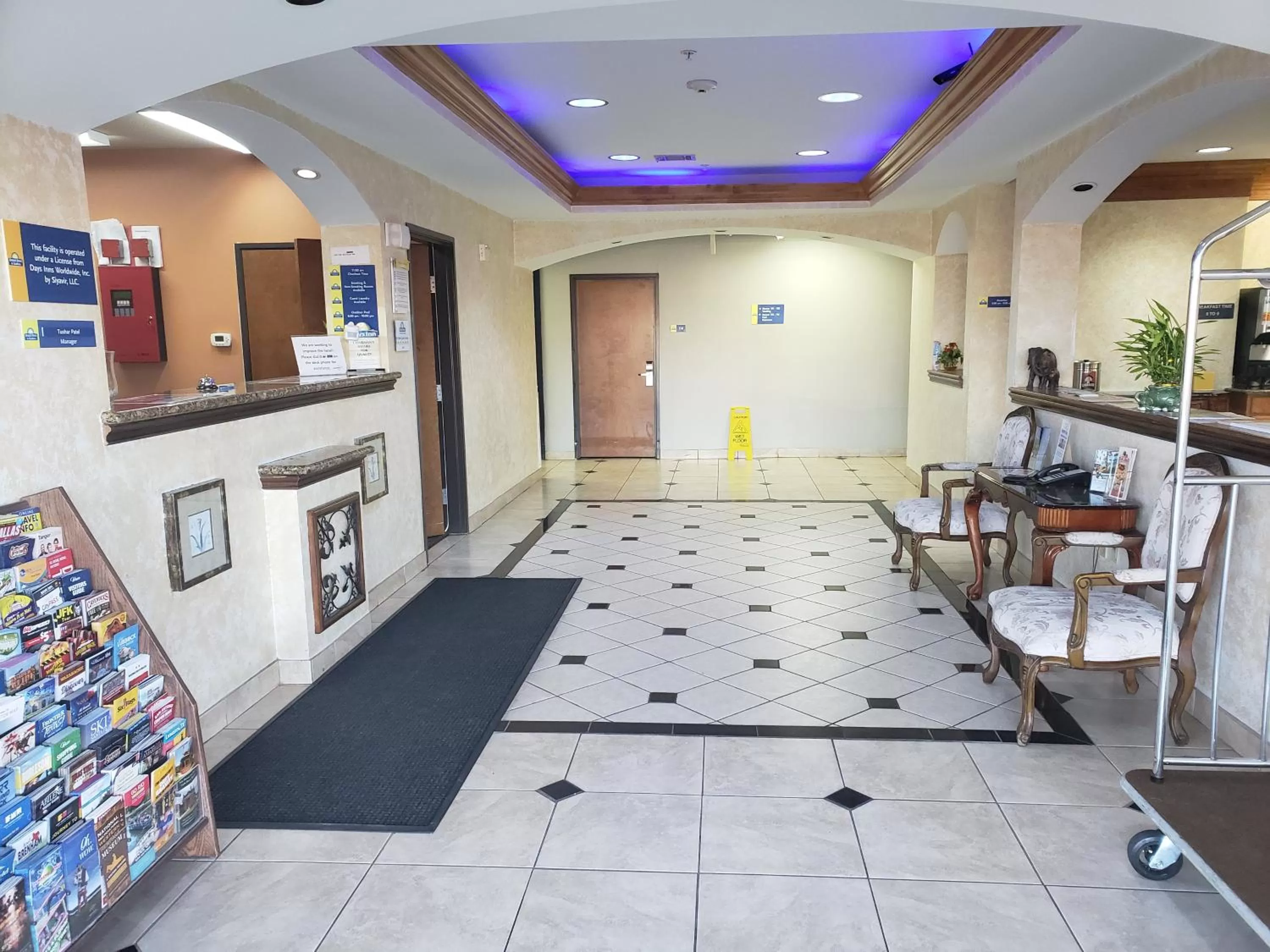 Lobby or reception in Days Inn & Suites by Wyndham Cleburne TX