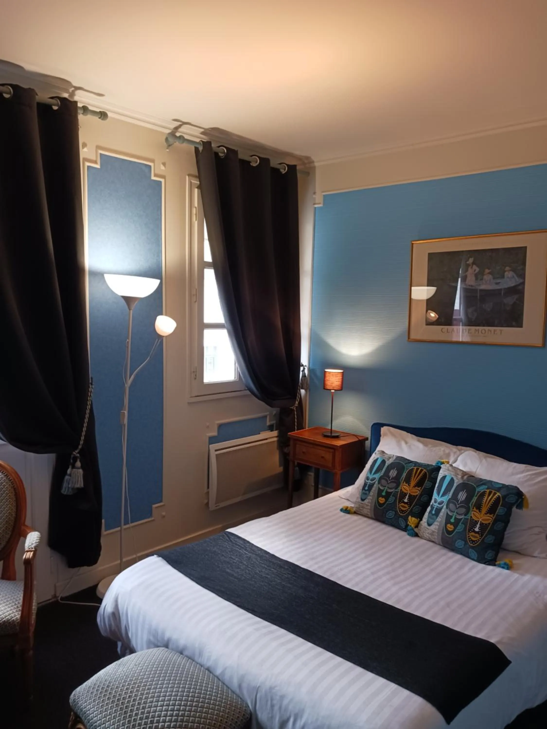 Bed in HOTEL LA COGNETTE A 25 Kilomètres de Châteauroux et 30 Kilomètres de Bourges