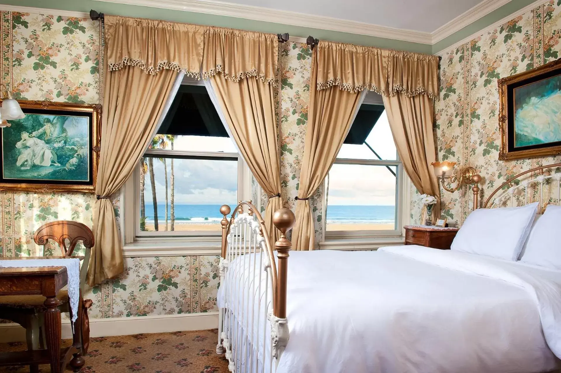 Bed in Doryman's Oceanfront Inn Bed in Doryman's Oceanfront Inn