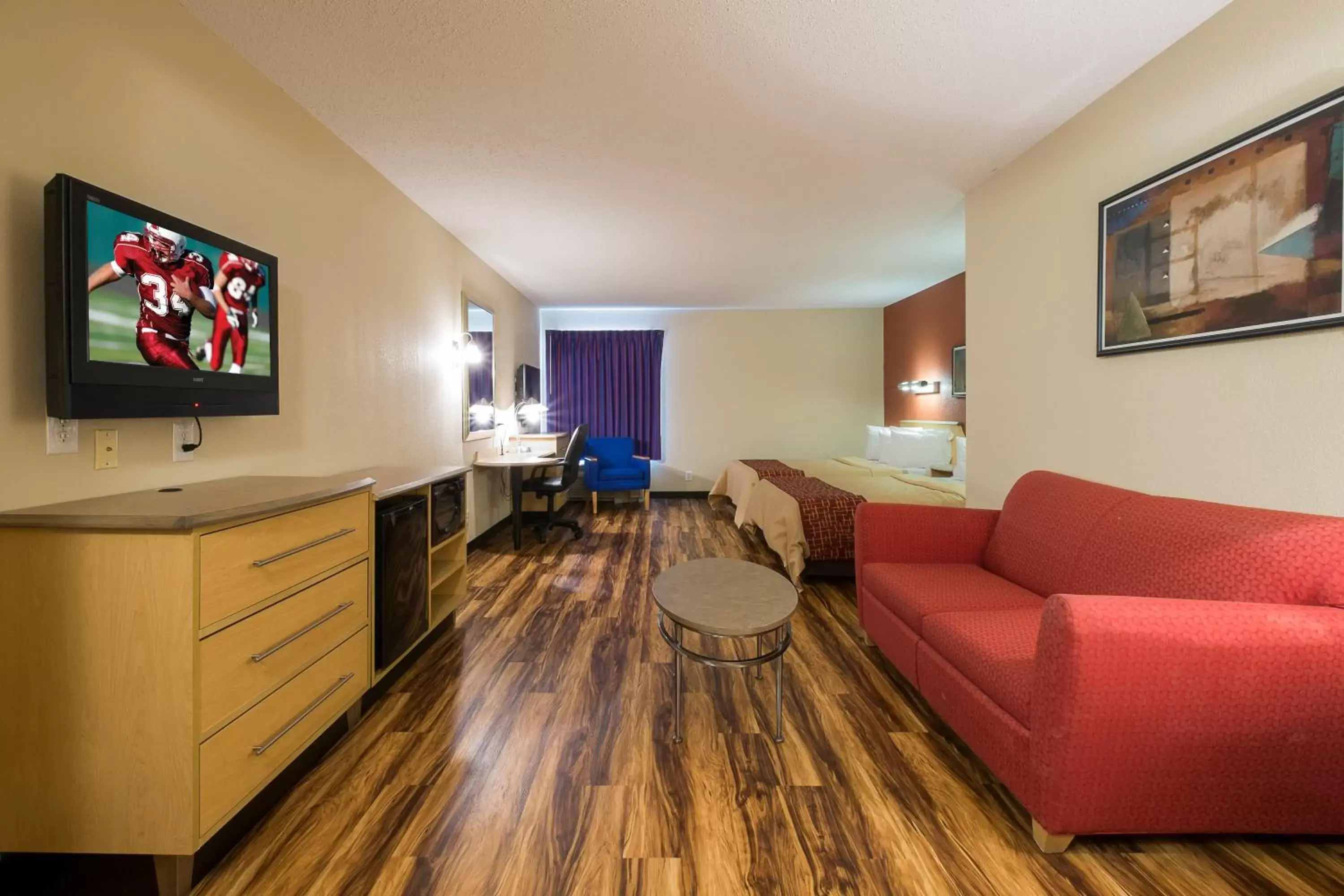 Photo of the whole room, Seating Area in Red Roof Inn & Suites Philadelphia - Bellmawr