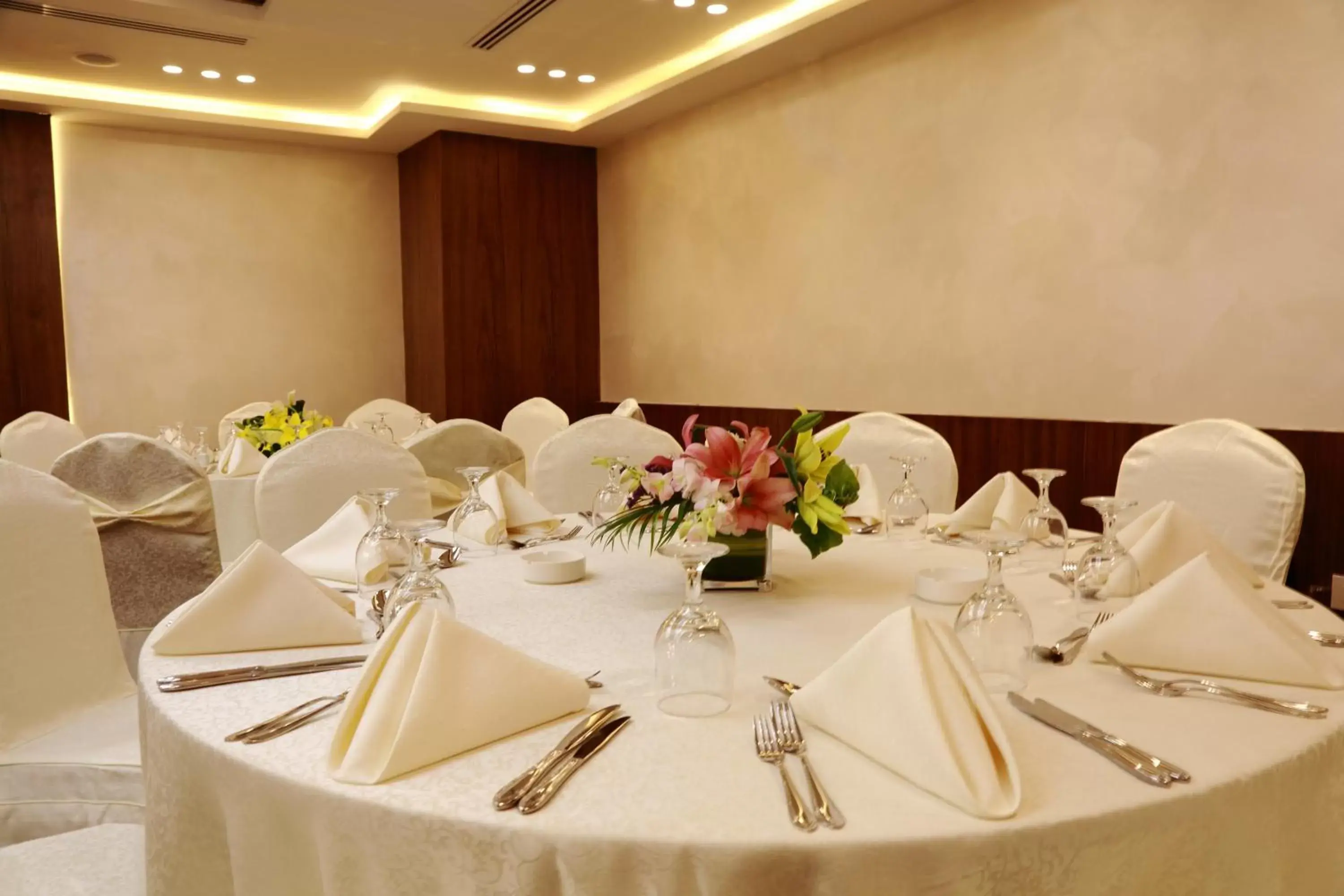 Banquet/Function facilities, Restaurant/Places to Eat in Seven Roses Hotel