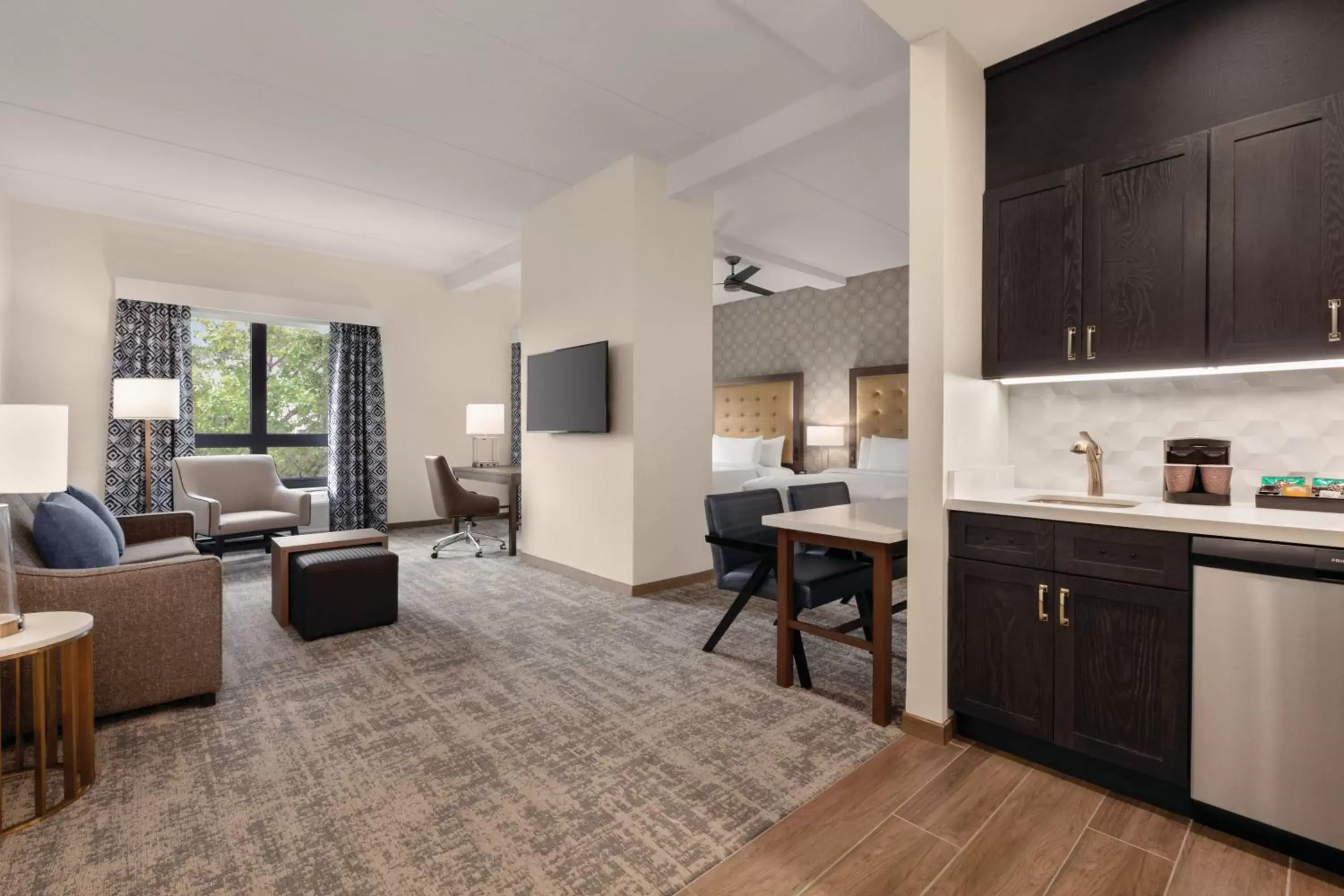 Bed, Kitchen/Kitchenette in Homewood Suites By Hilton Horsham Willow Grove