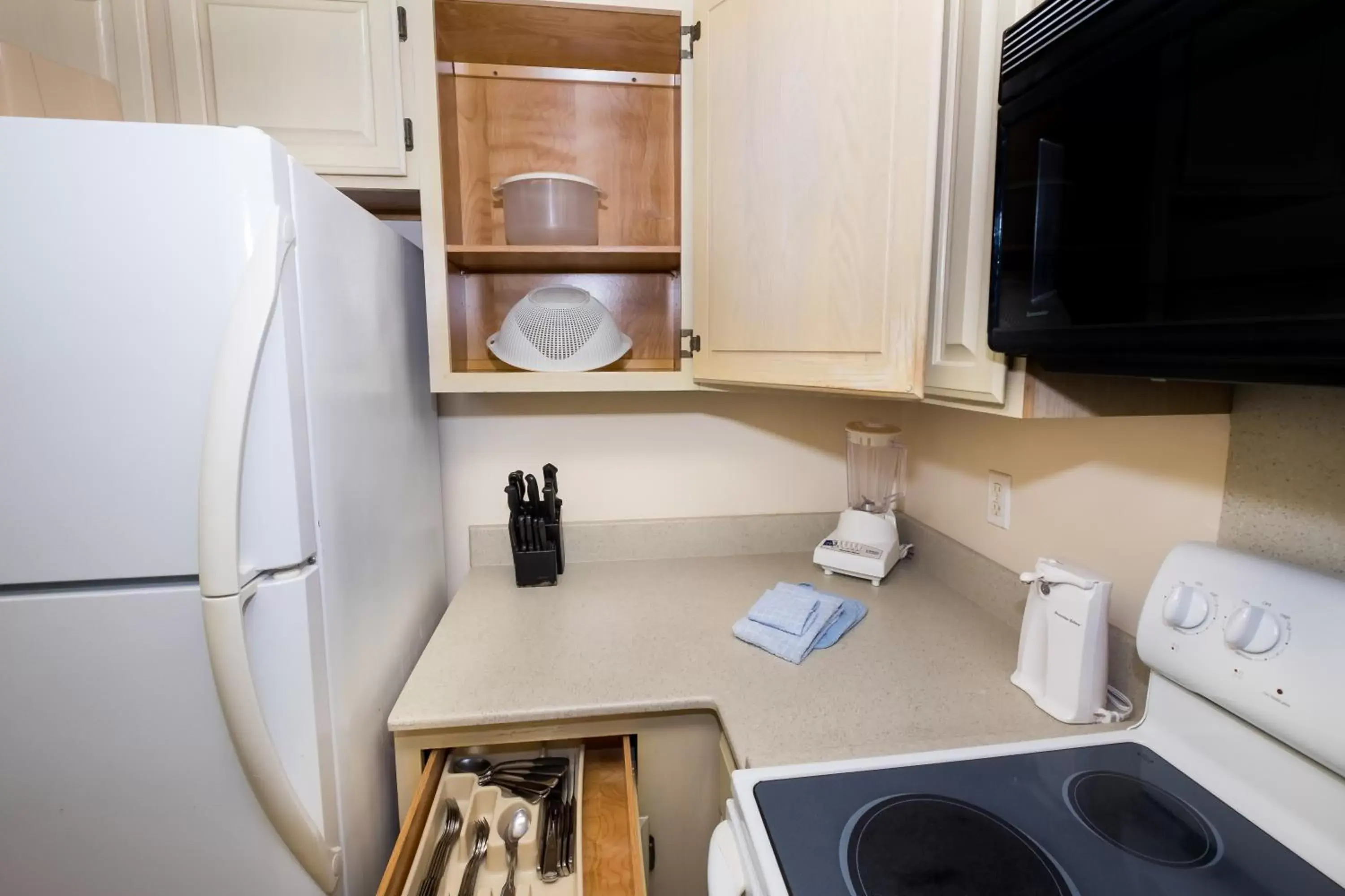 Kitchen or kitchenette, Bathroom in Kahana Falls Resort