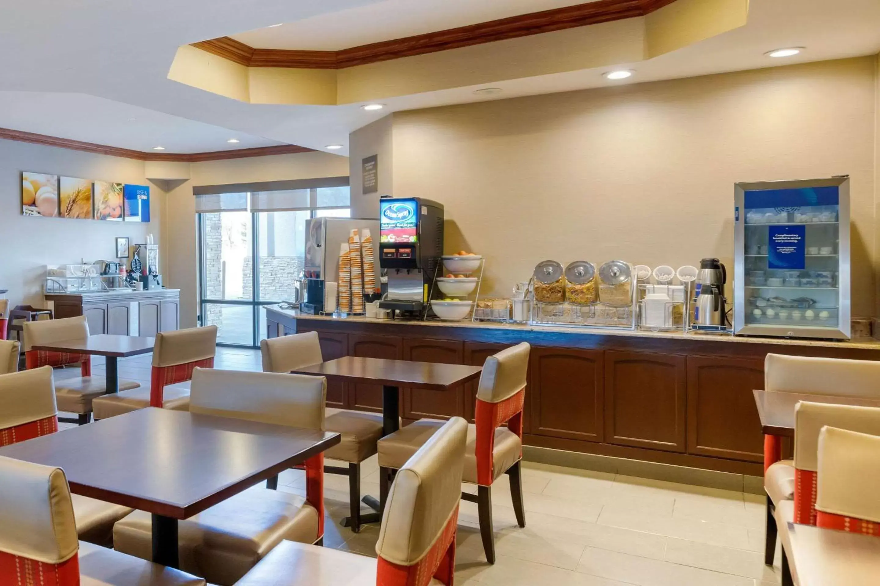 Restaurant/Places to Eat in Comfort Suites South Haven near I-96