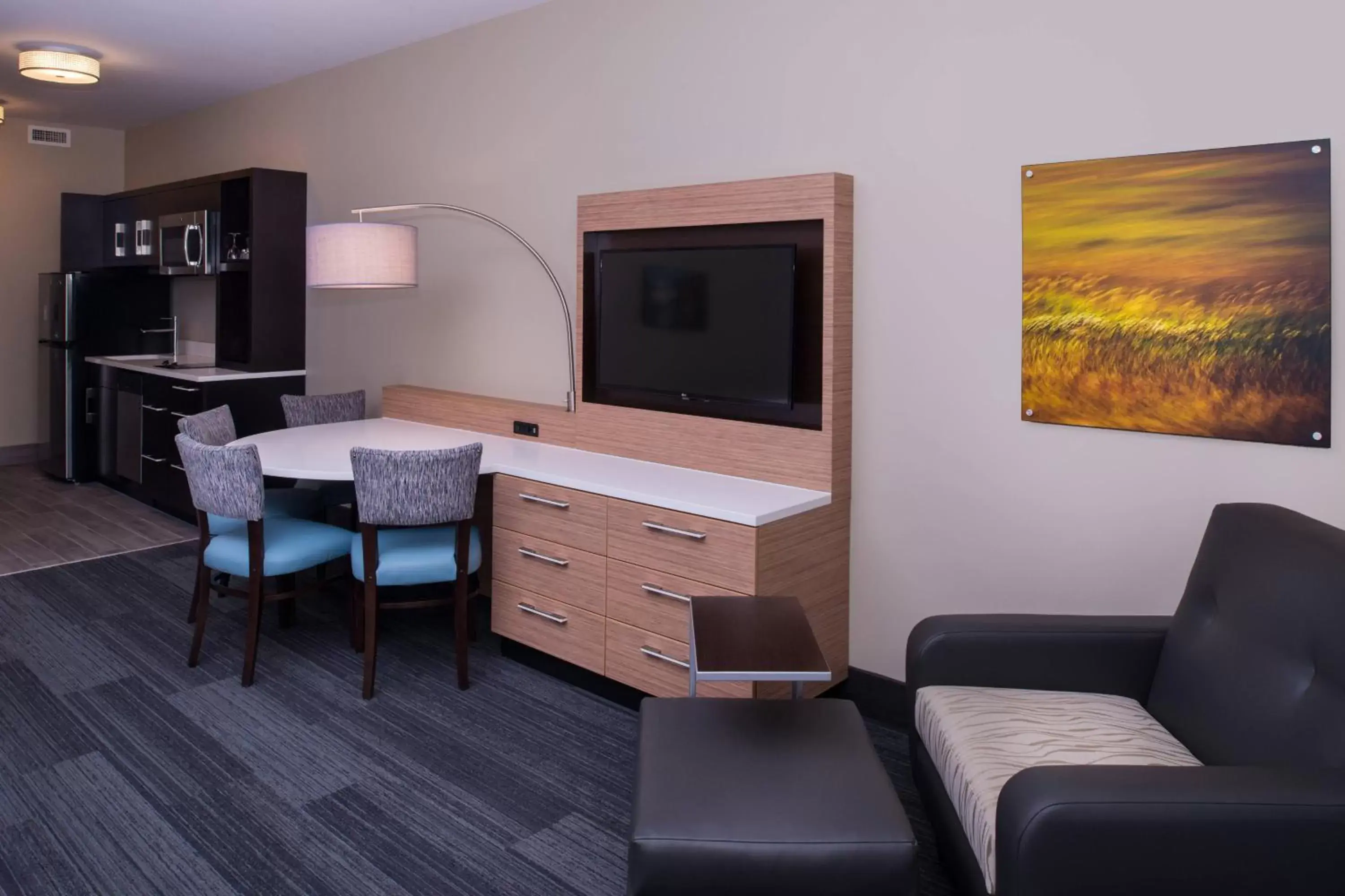 Living room, TV/Entertainment Center in TownePlace Suites by Marriott Saskatoon