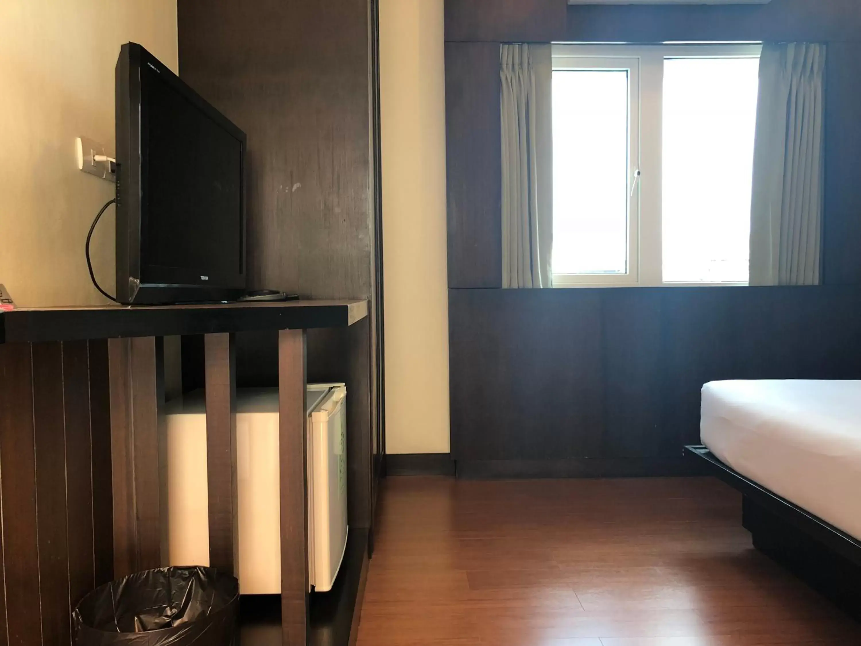 Bedroom, TV/Entertainment Center in Tara Place Hotel Bangkok