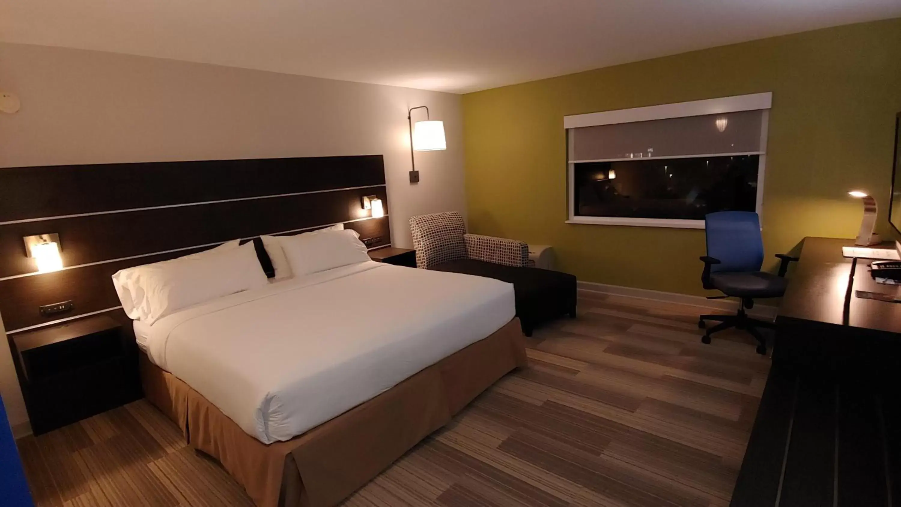 Photo of the whole room, Bed in Holiday Inn Express Schaumburg-Rolling Meadows, an IHG Hotel