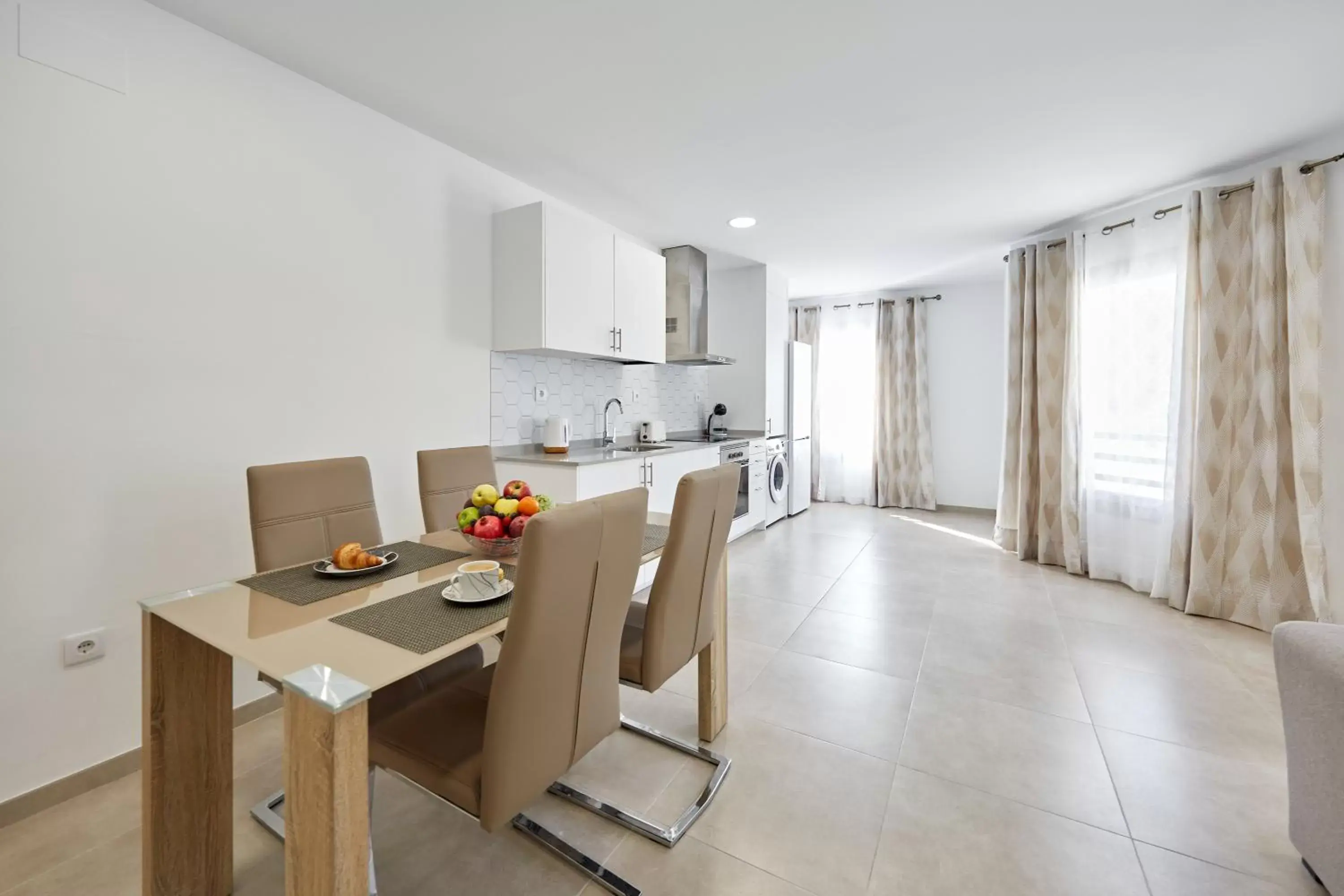 Kitchen or kitchenette, Dining Area in Sonrisa Deluxe Apartments, Levante